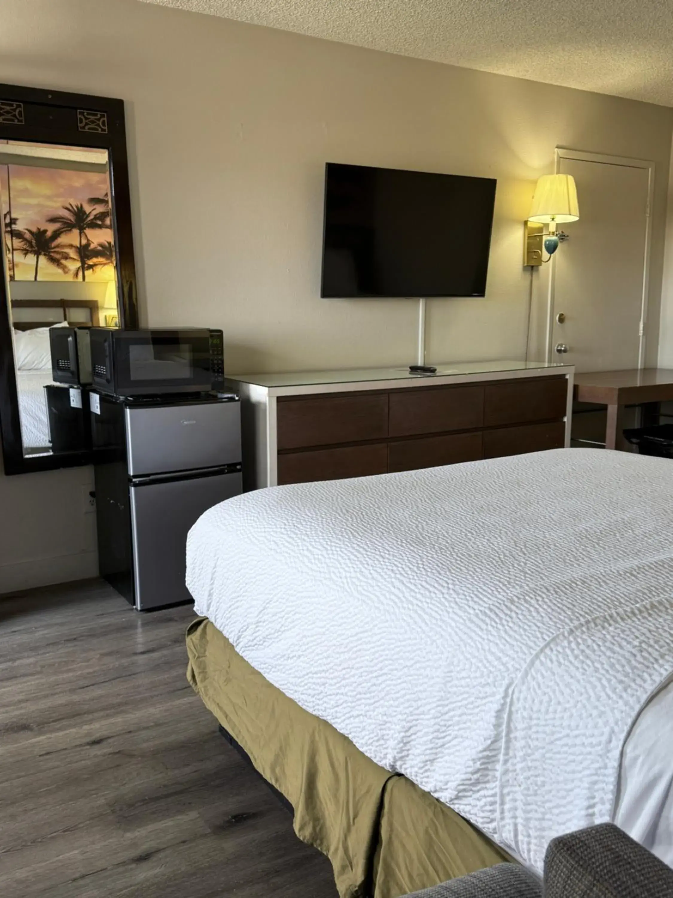 Queen Room - Non-Smoking in Days Inn by Wyndham Ontario Airport Queen Room - Non-Smoking in Days Inn by Wyndham Ontario Airport