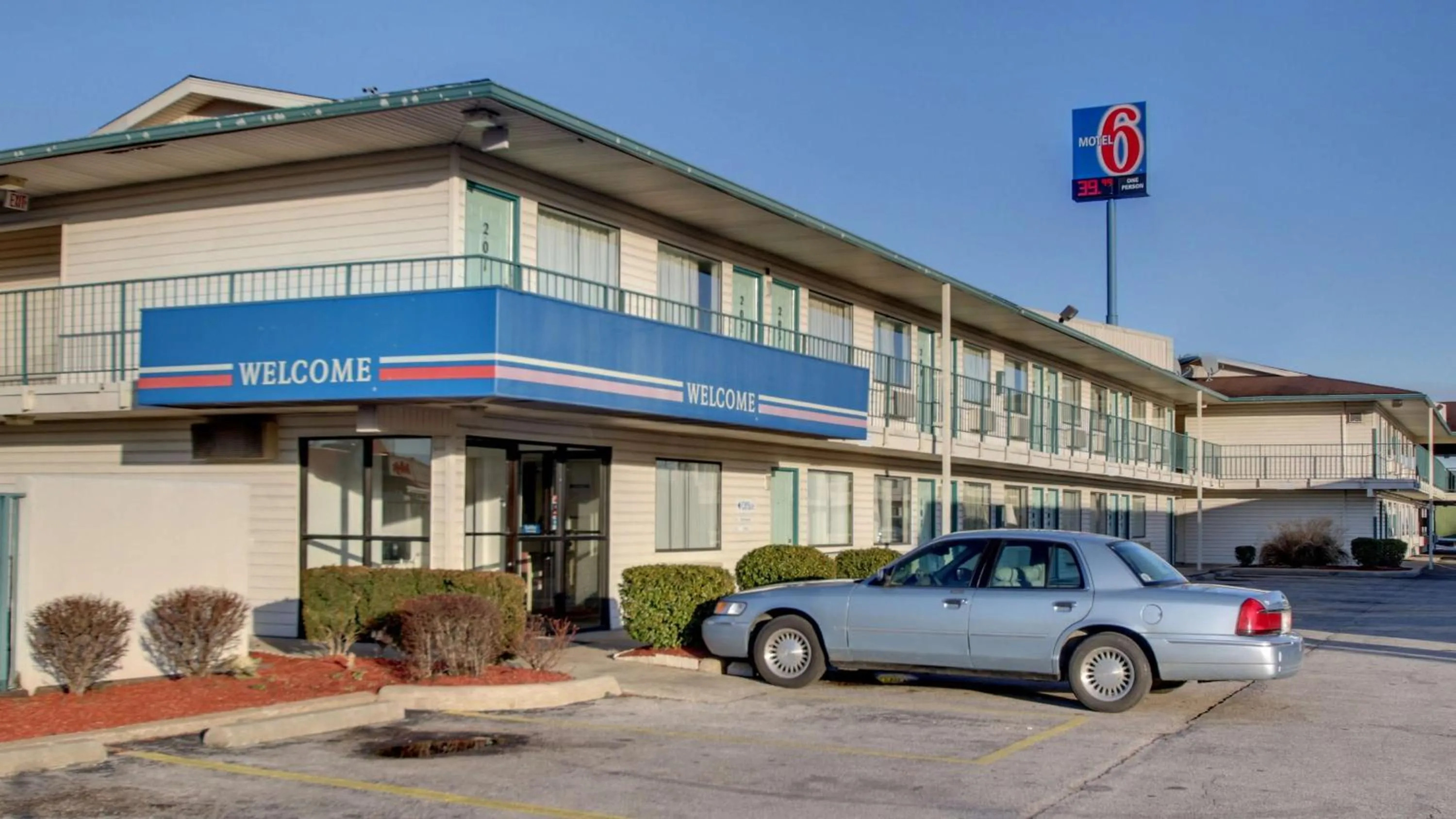 Property building in Motel 6-Owensboro, KY