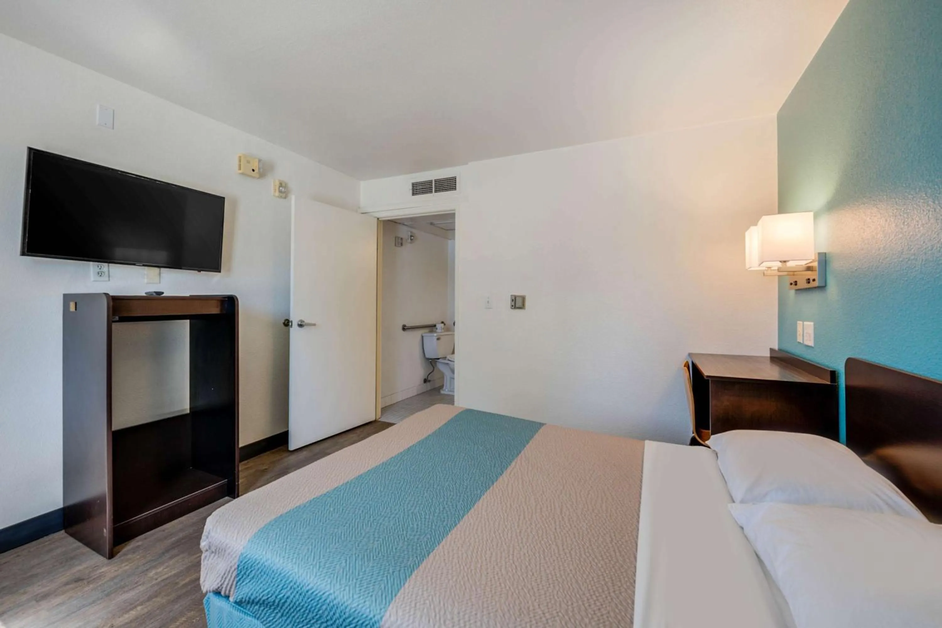 Photo of the whole room, Bed in Motel 6-Winnemucca, NV