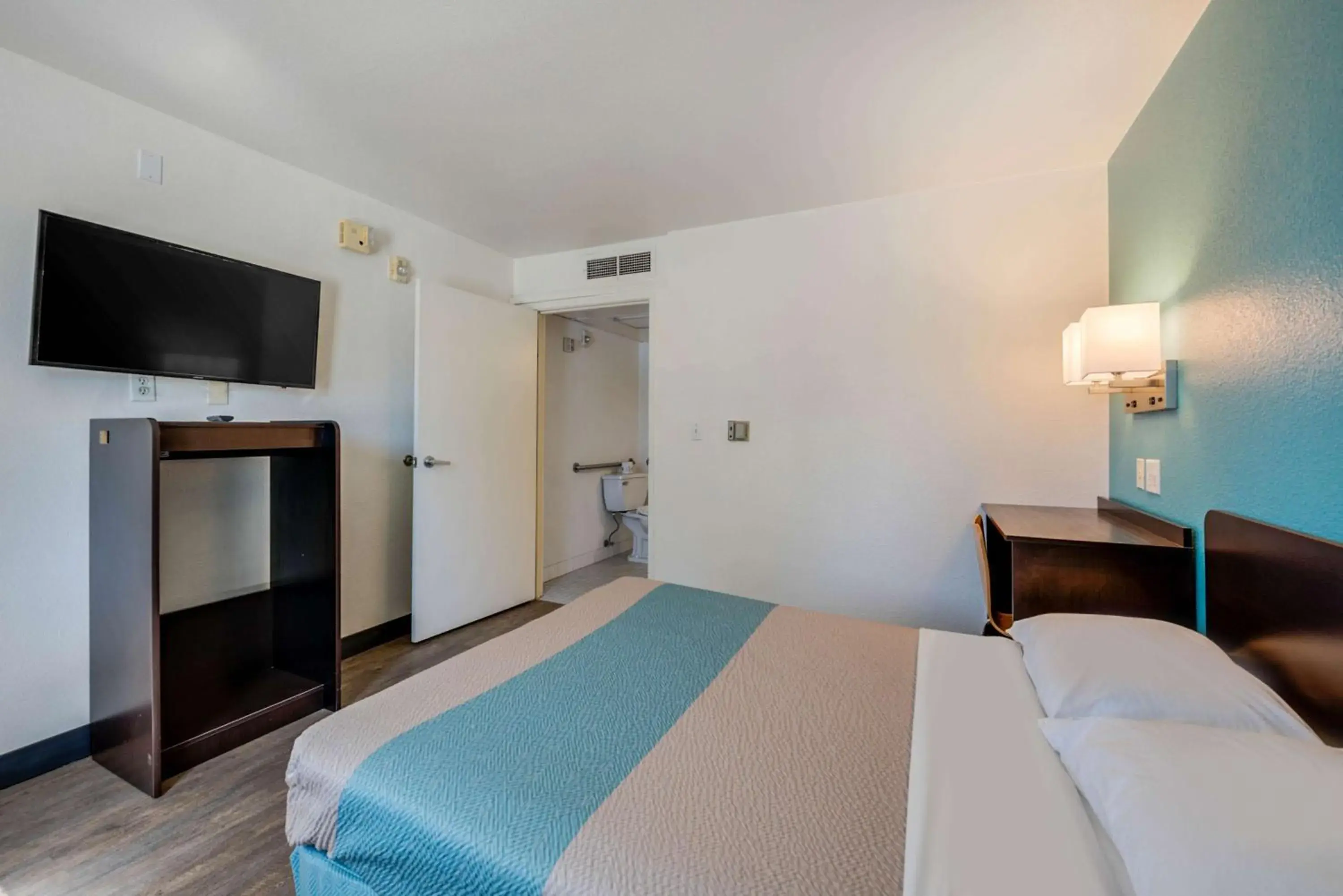 Photo of the whole room, Bed in Motel 6-Winnemucca, NV Photo of the whole room, Bed in Motel 6-Winnemucca, NV