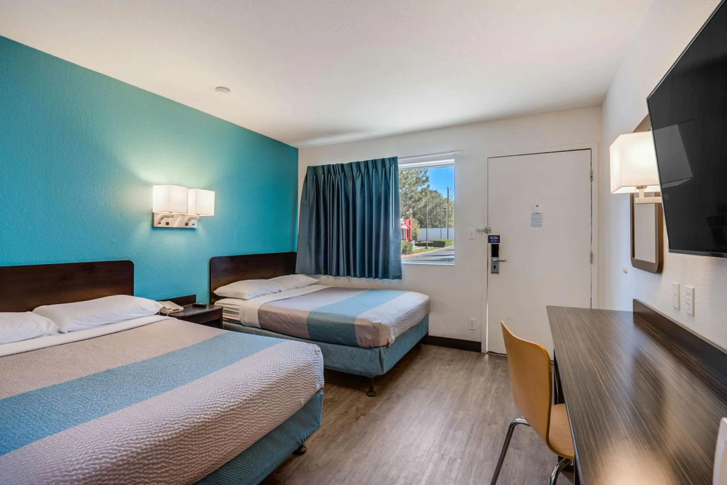 Photo of the whole room, Bed in Motel 6-Winnemucca, NV