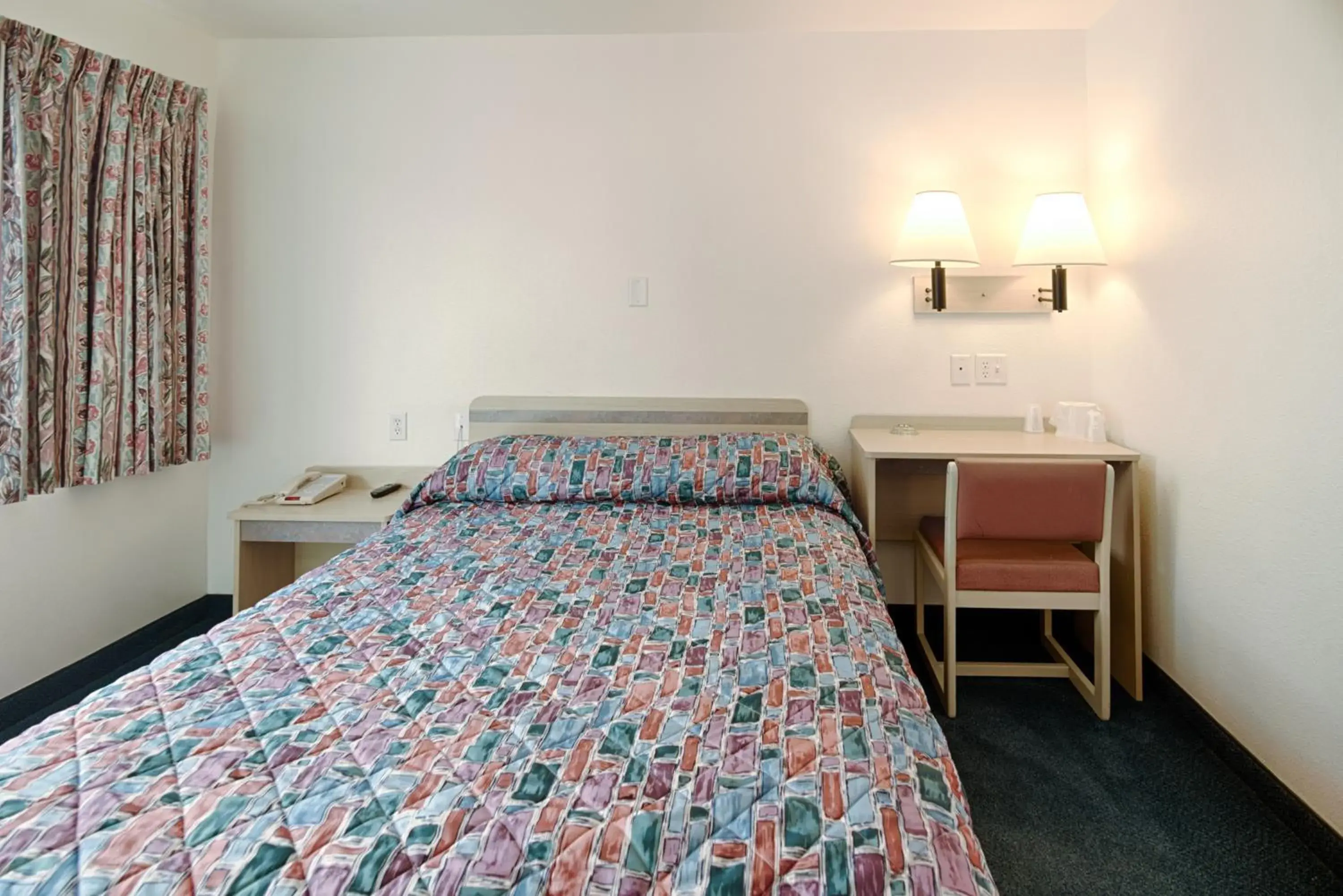 Seating area, Bed in Park Inn by Radisson, Winnemucca Seating area, Bed in Park Inn by Radisson, Winnemucca