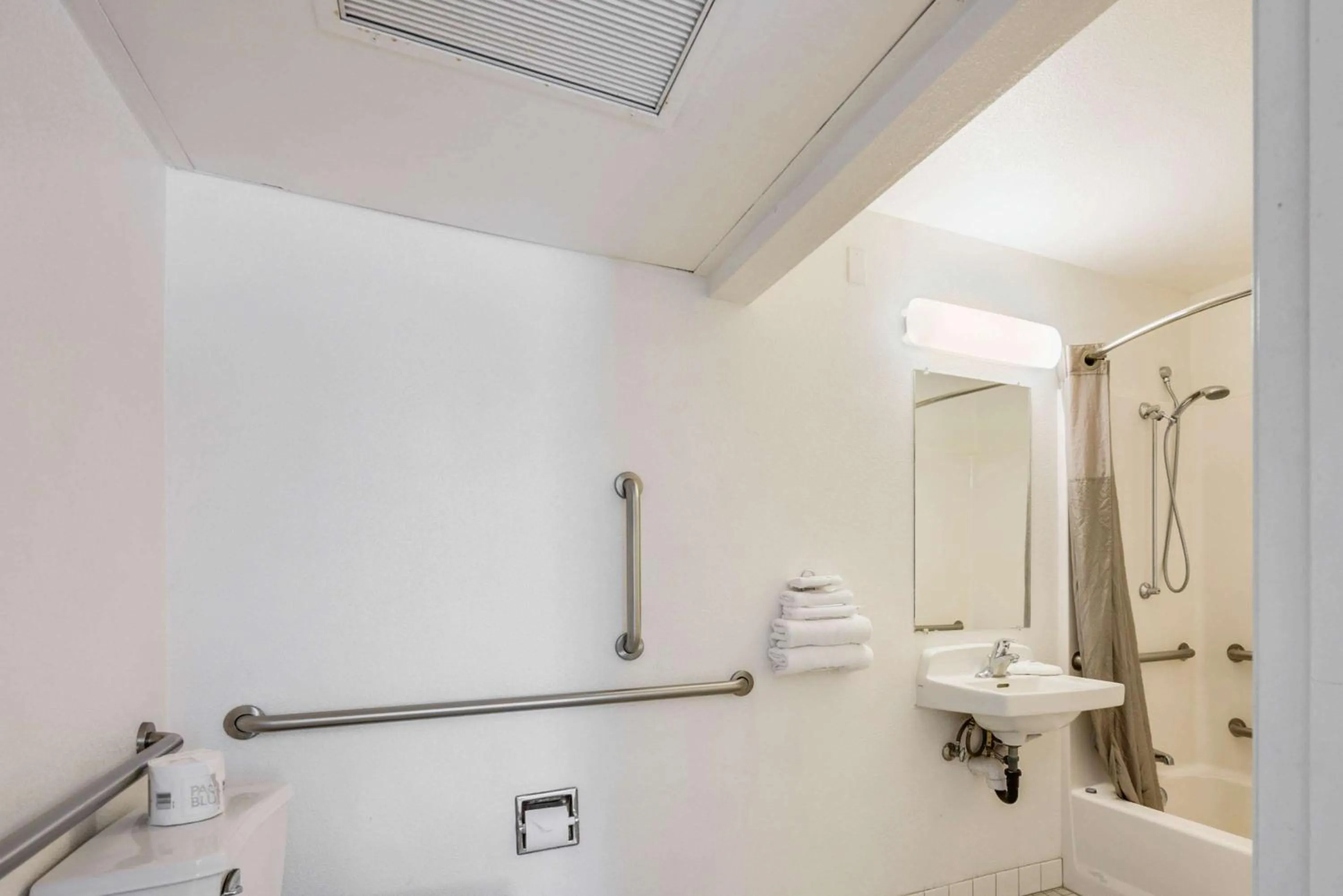 Photo of the whole room in Motel 6-Winnemucca, NV