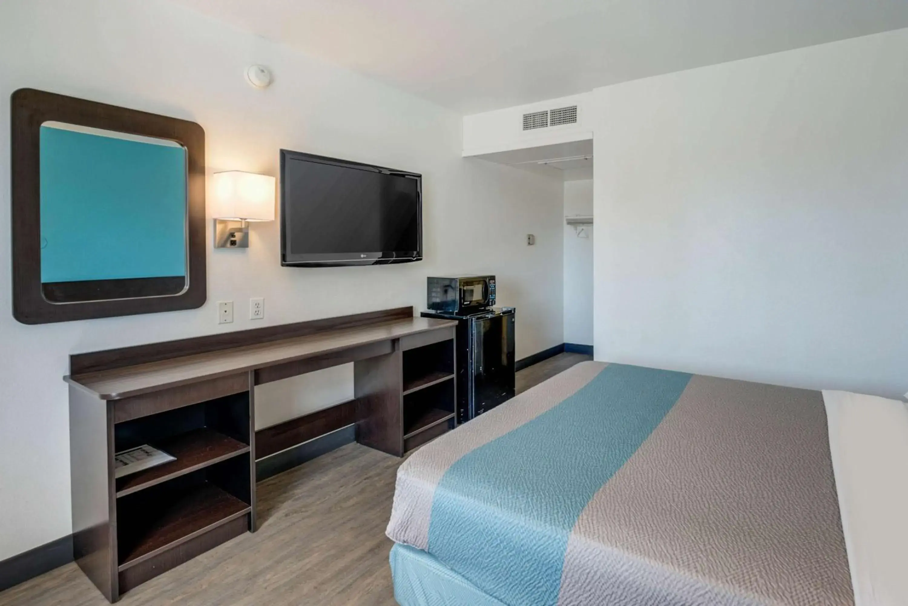 Photo of the whole room, Bed in Motel 6-Winnemucca, NV Photo of the whole room, Bed in Motel 6-Winnemucca, NV