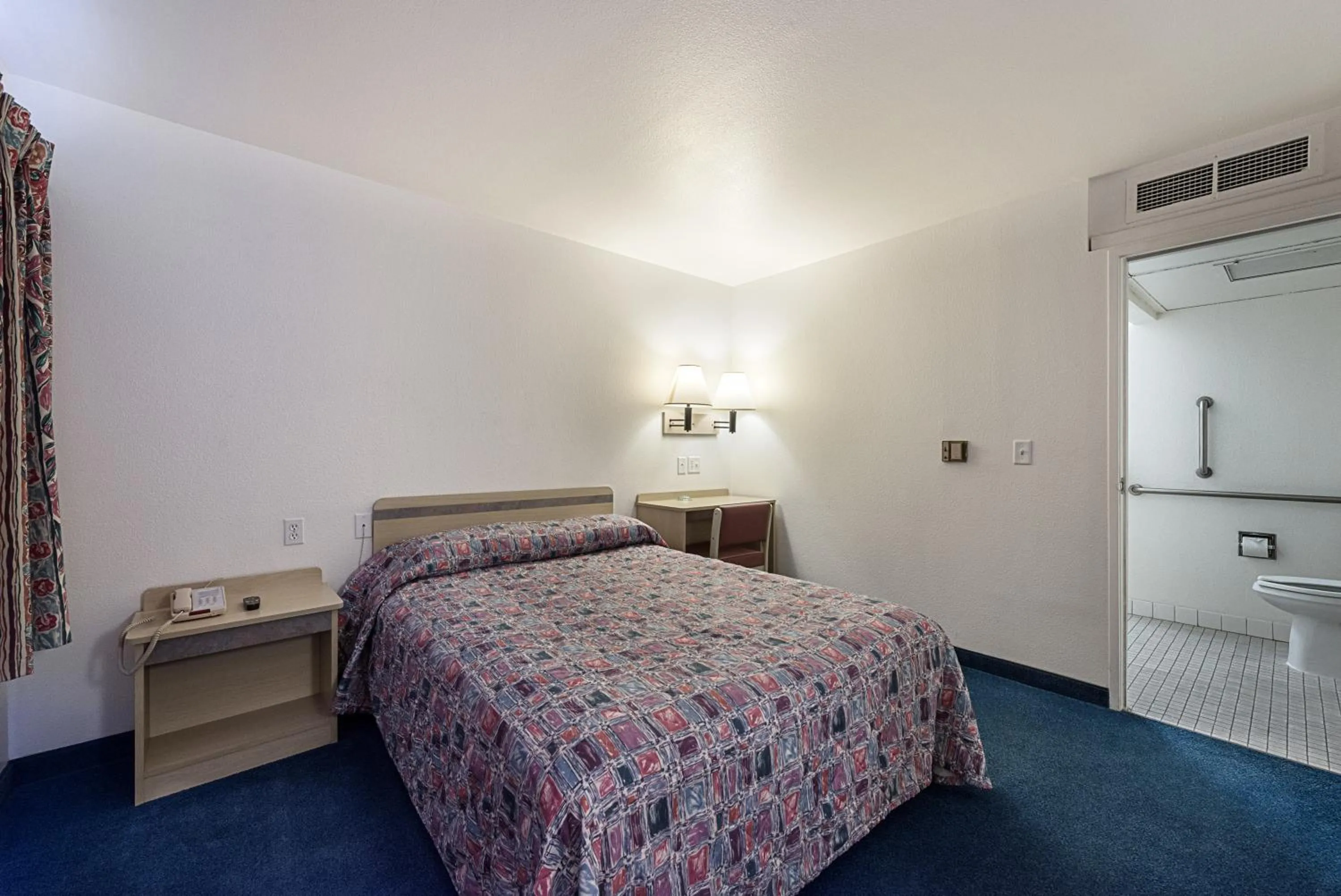 Photo of the whole room, Bed in Motel 6-Winnemucca, NV