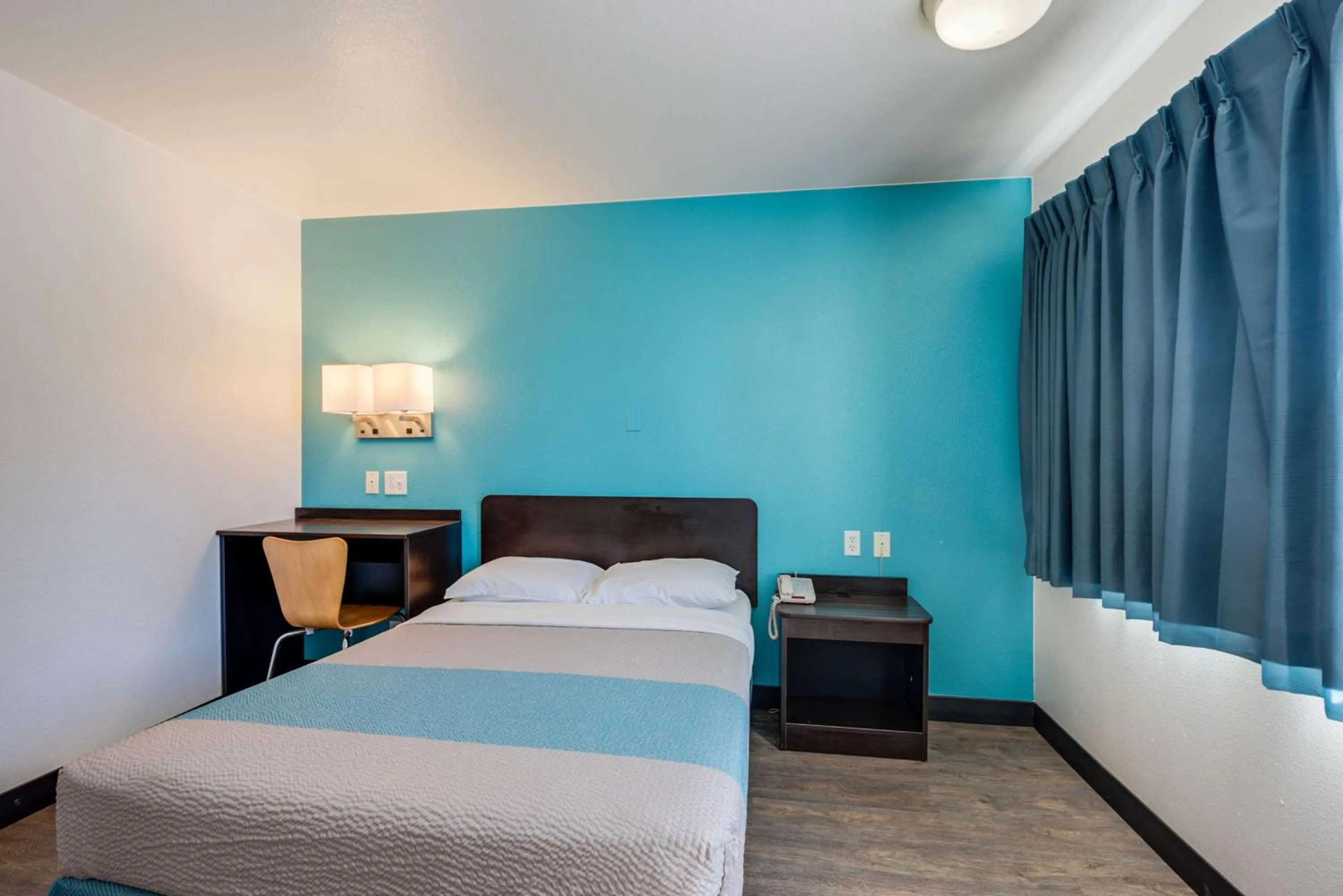 Photo of the whole room, Bed in Motel 6-Winnemucca, NV