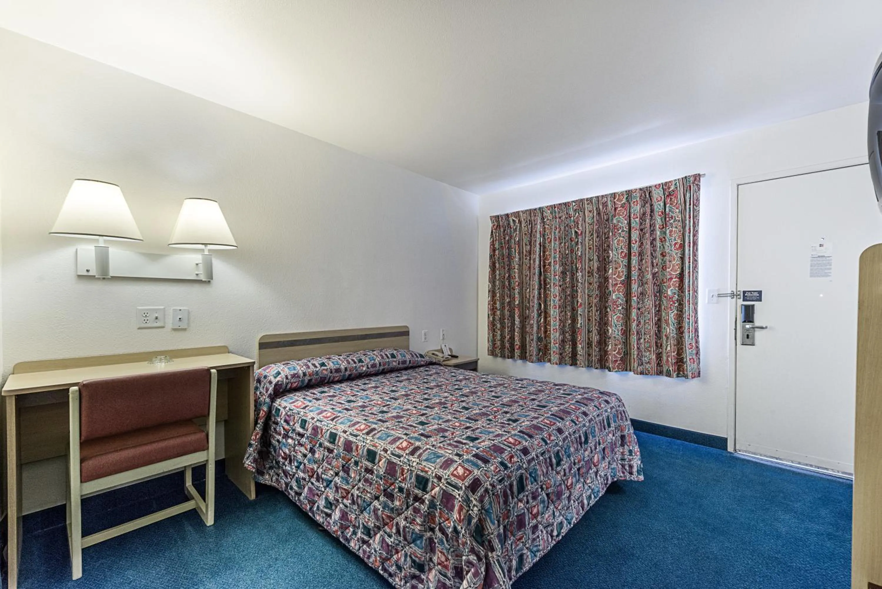 Photo of the whole room, Bed in Motel 6-Winnemucca, NV