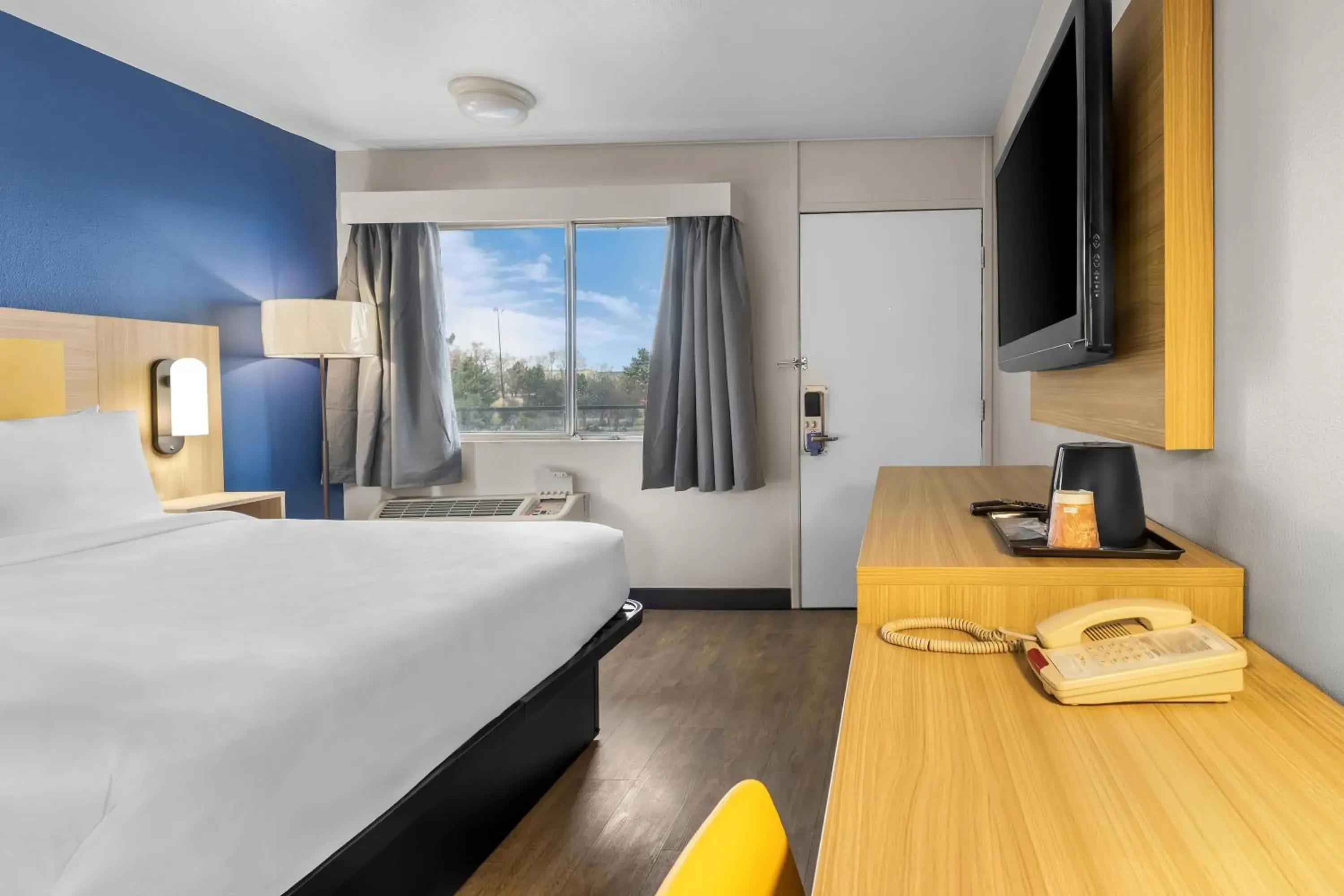 Photo of the whole room, Bed in Park Inn by Radisson, Winnemucca Photo of the whole room, Bed in Park Inn by Radisson, Winnemucca