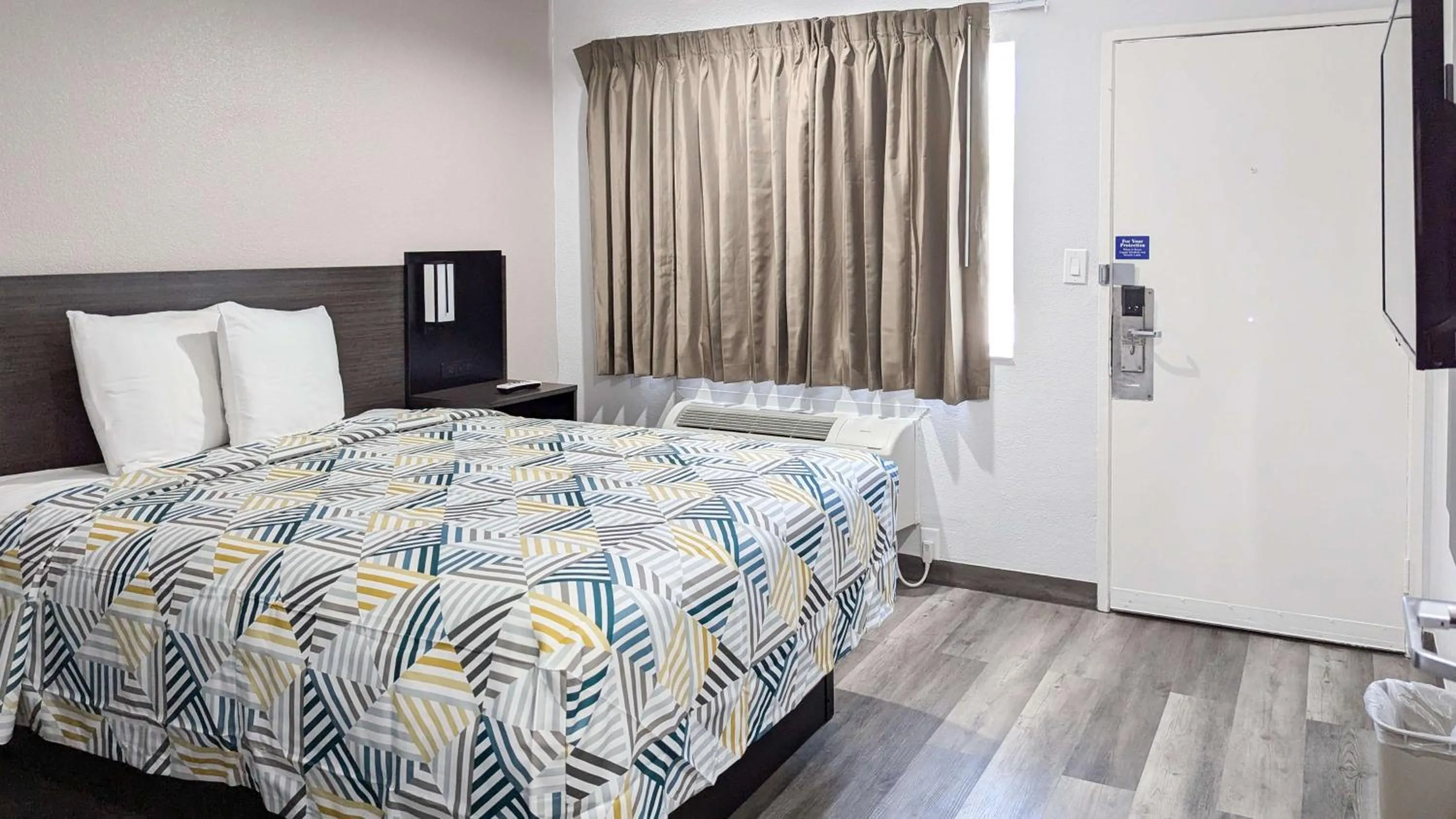 Bedroom, Bed in Motel 6-Victoria, TX