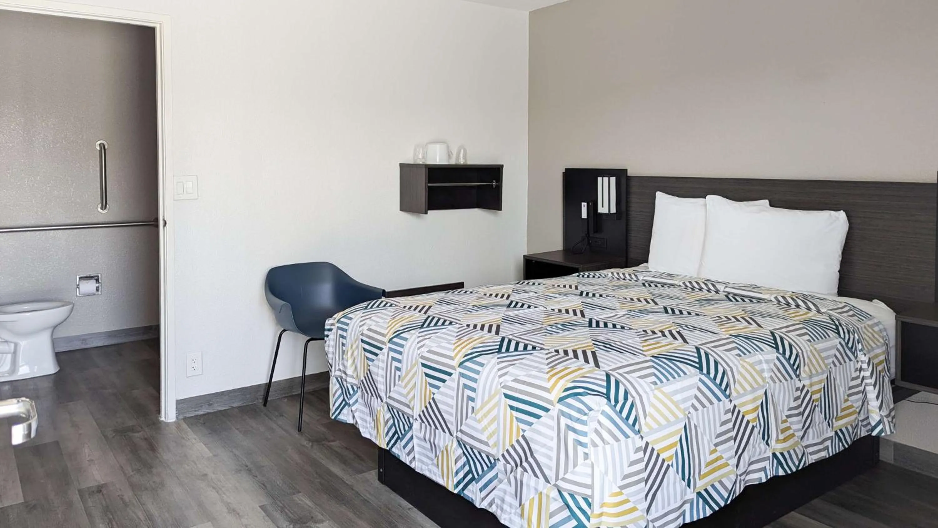 Bedroom, Bed in Motel 6-Victoria, TX