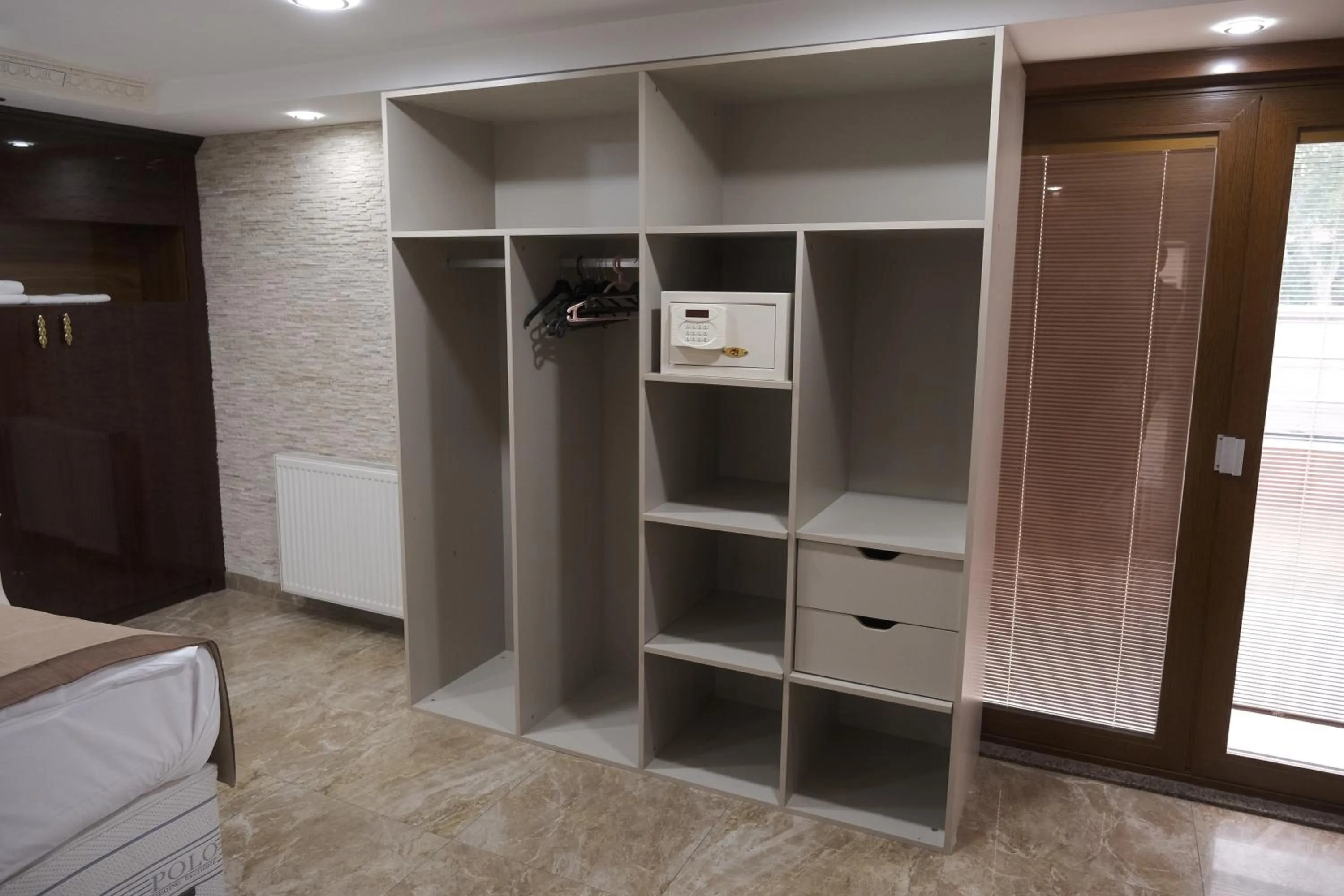 wardrobe in Florya House Hotel
