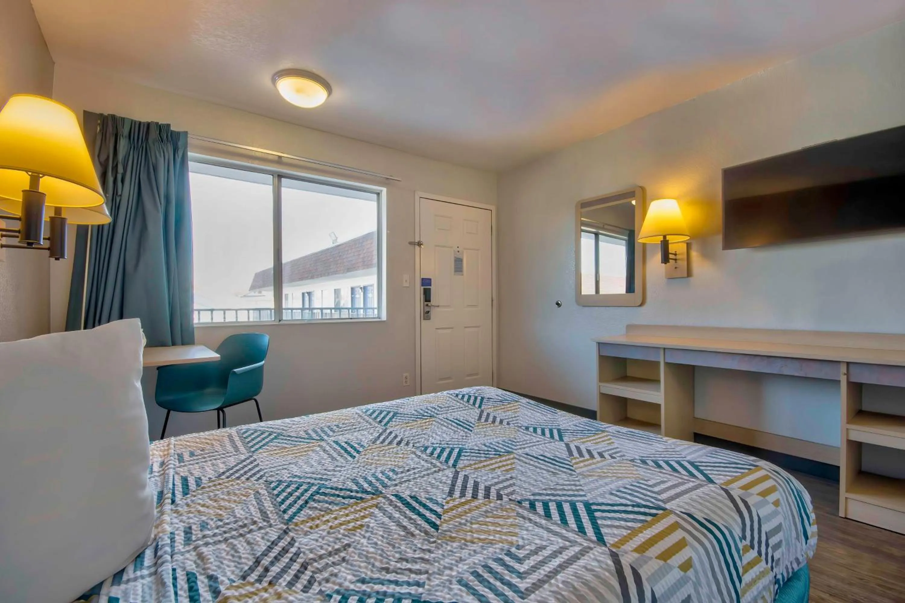 Bedroom, Bed in Motel 6-Farmington, NM