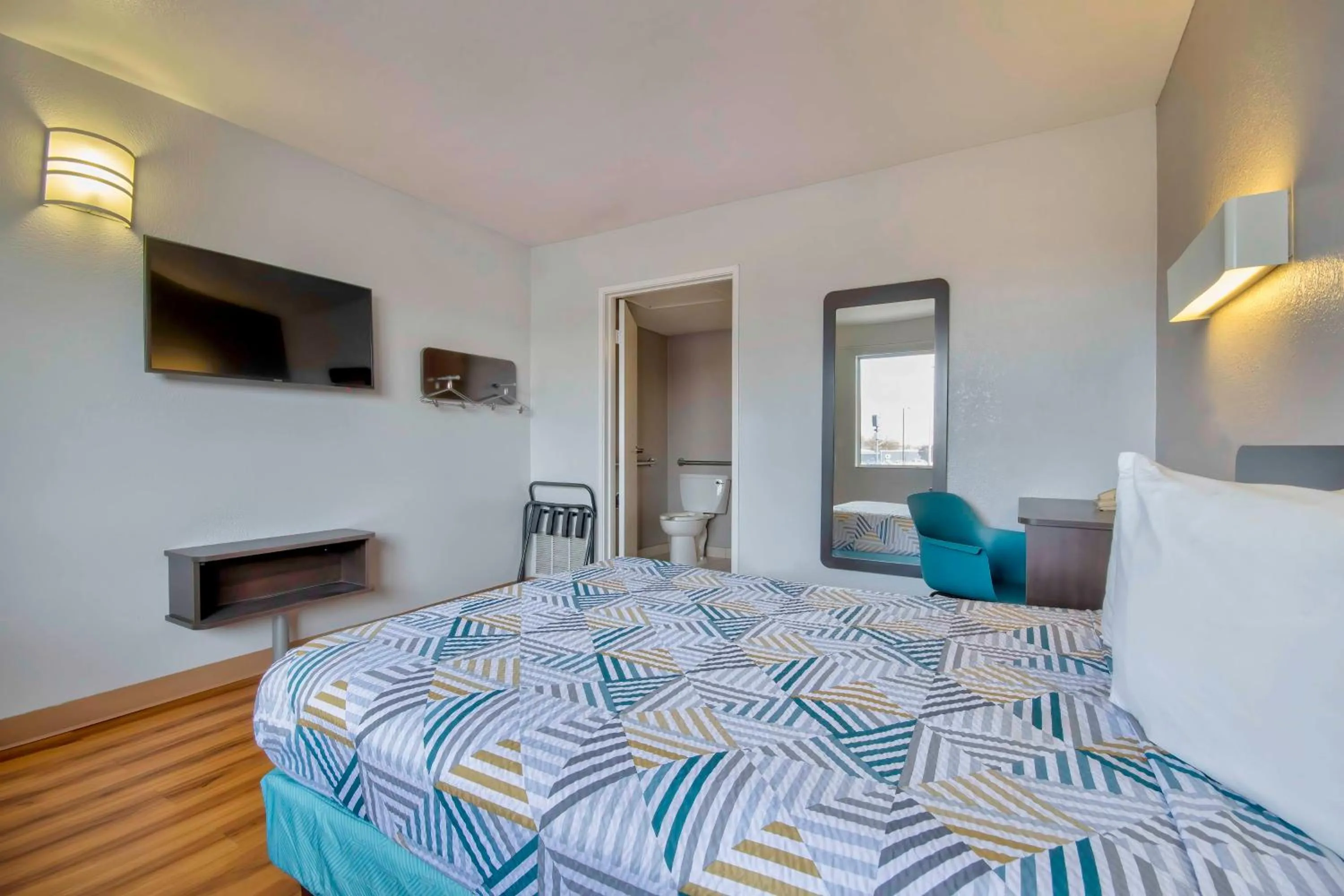 Bedroom, Bed in Motel 6-Farmington, NM