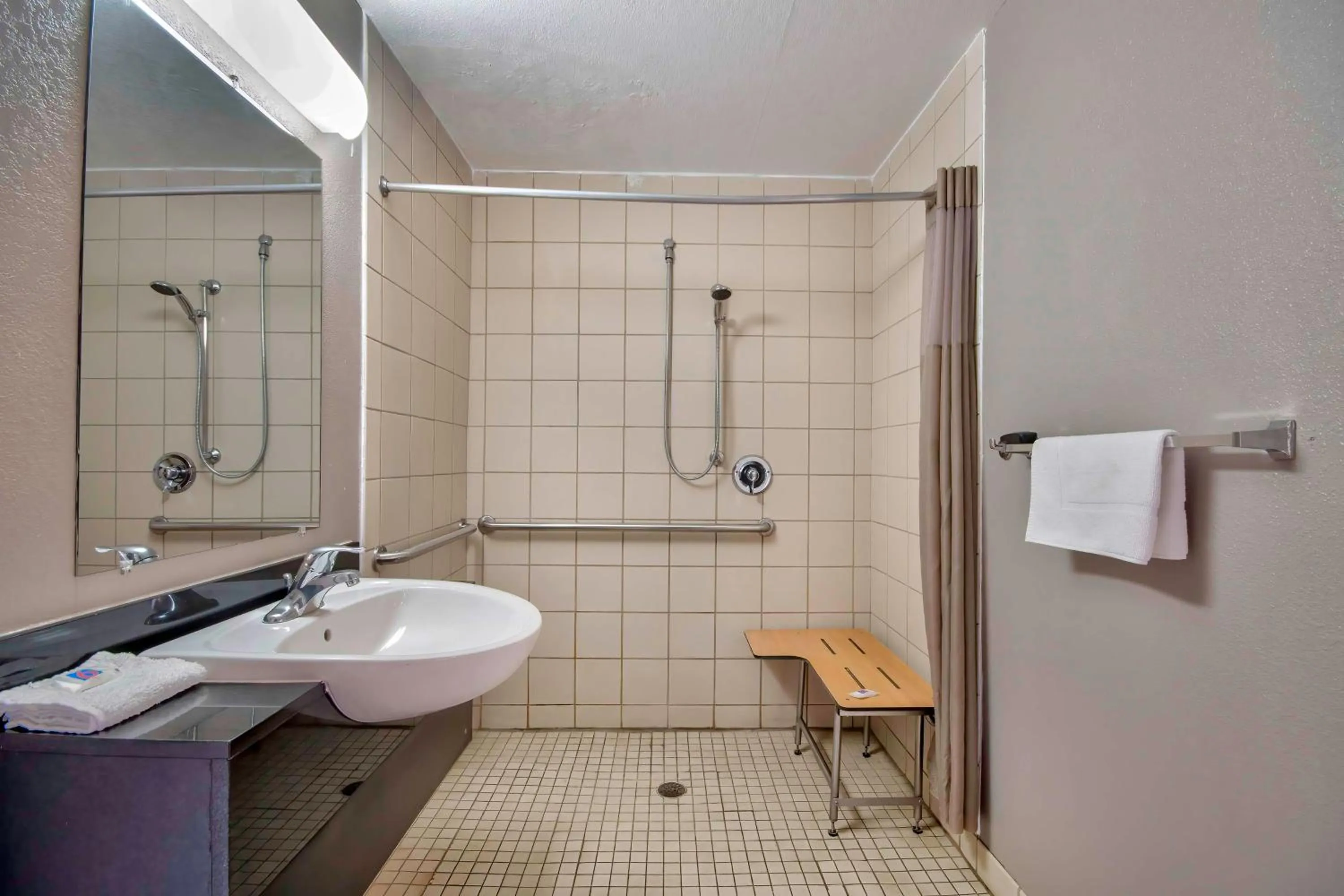 Bathroom in Motel 6-Farmington, NM