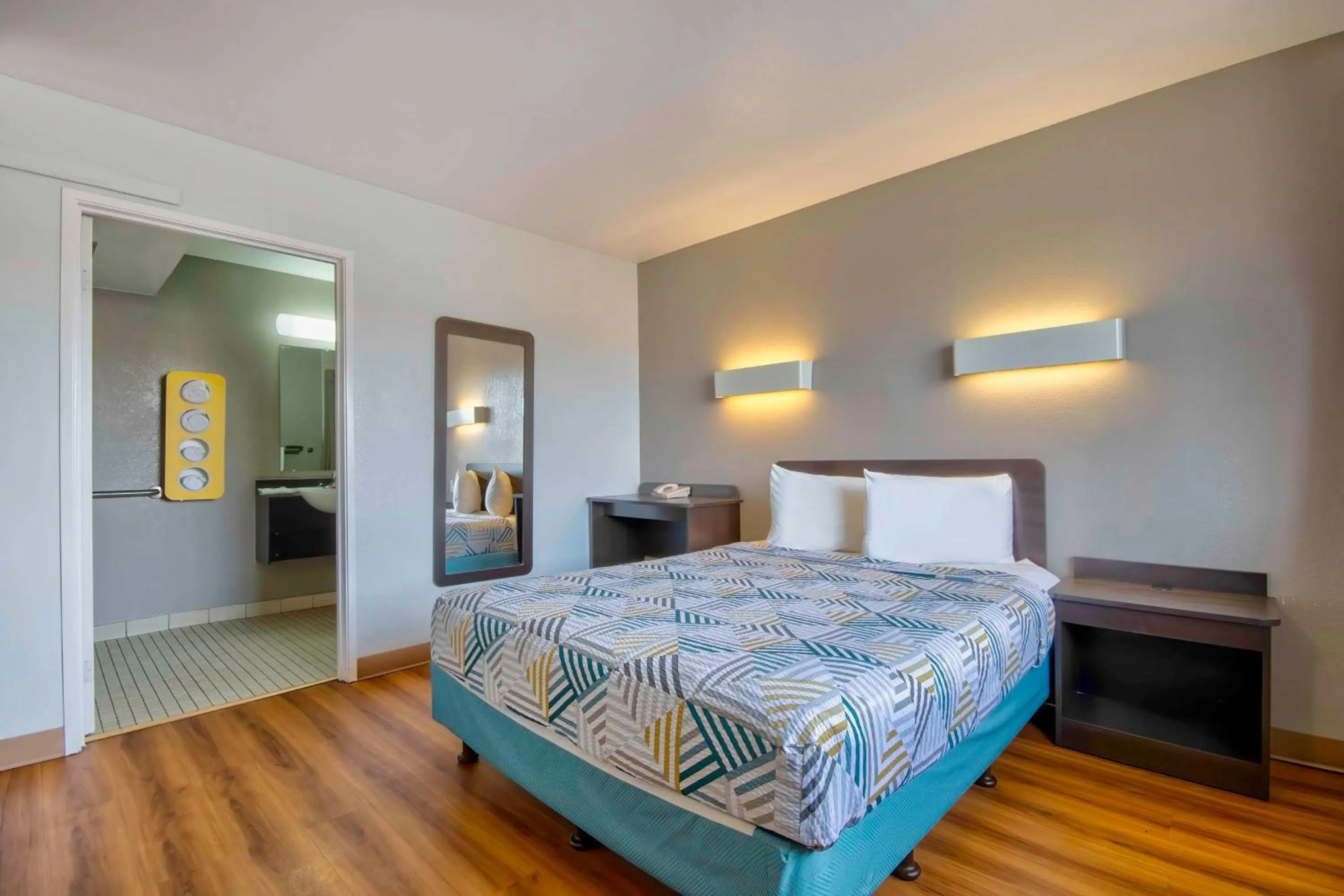 Bedroom, Bed in Motel 6-Farmington, NM