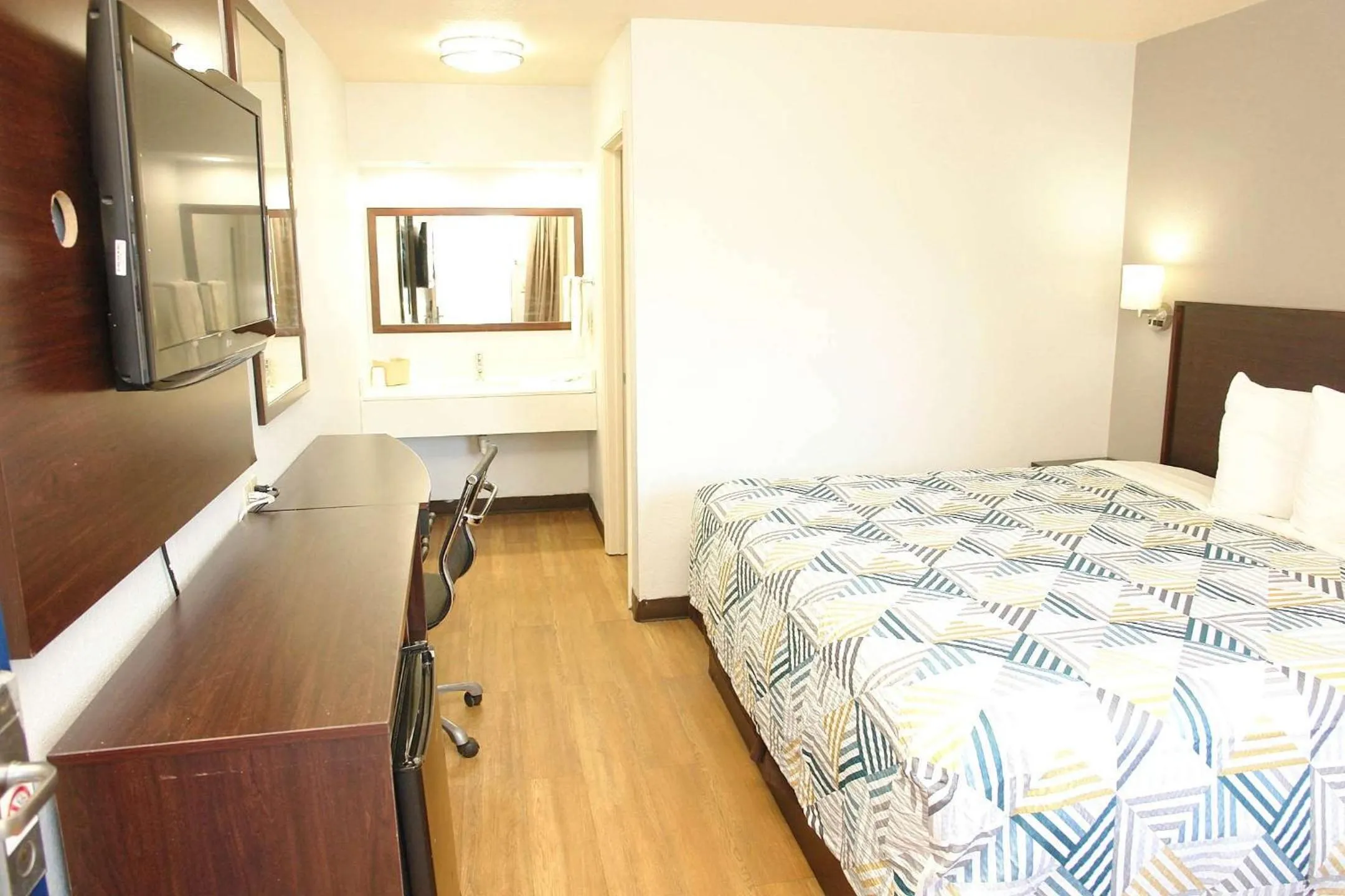 Bedroom, Bed in Motel 6 Hattiesburg, MS