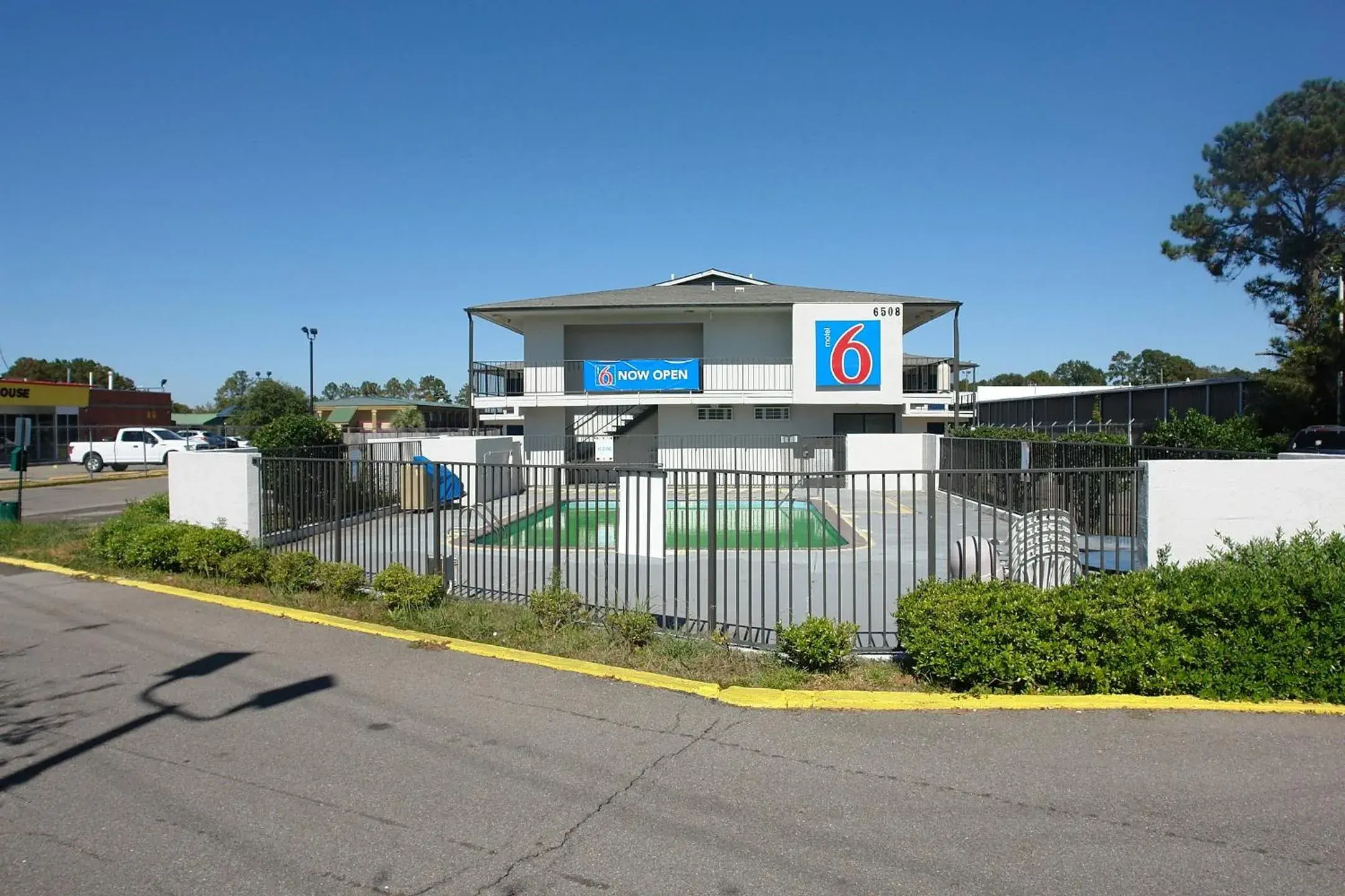 Property Building in Motel 6 Hattiesburg, MS