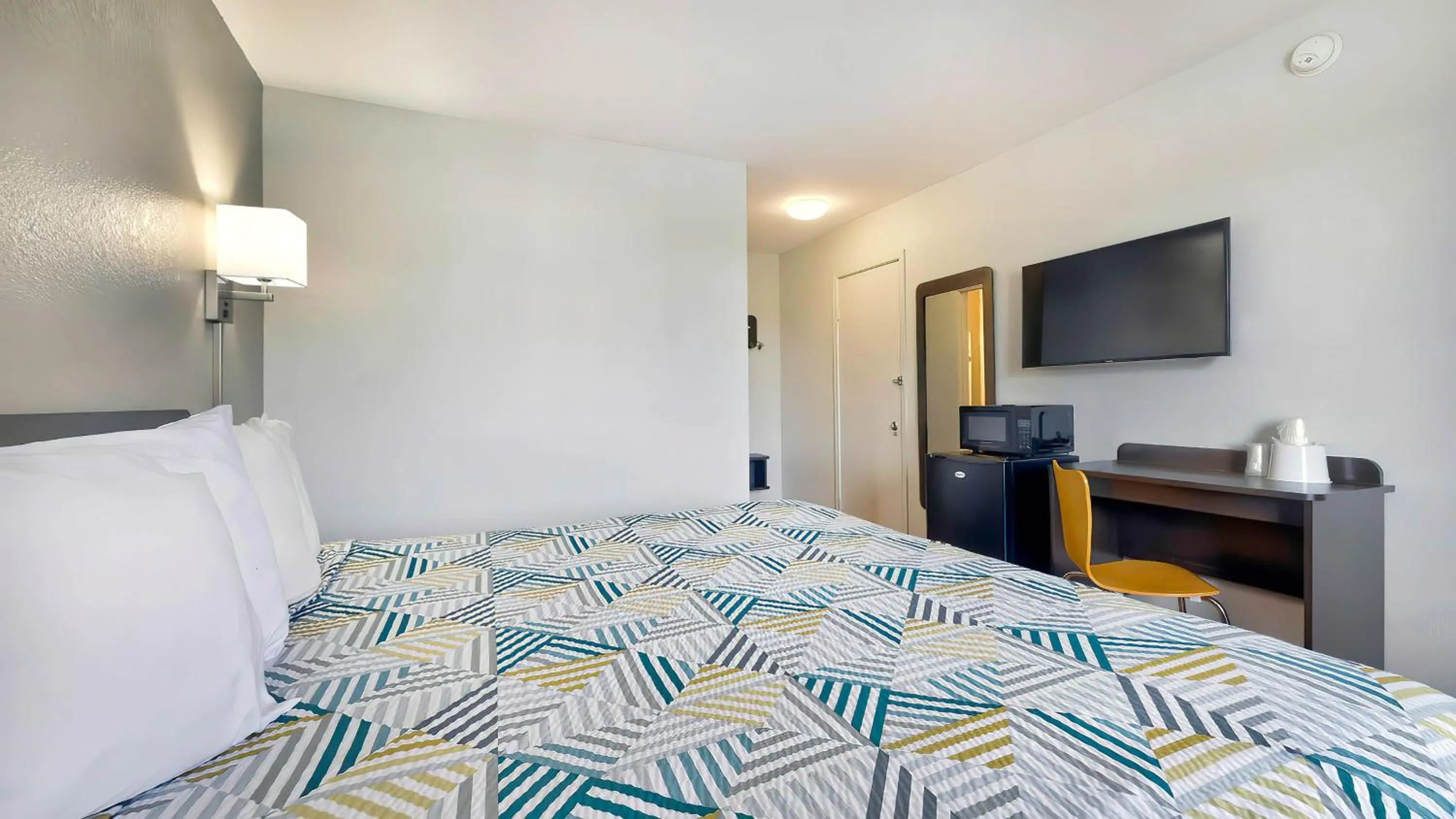 Photo of the whole room, Bed in Motel 6-Gallup, NM