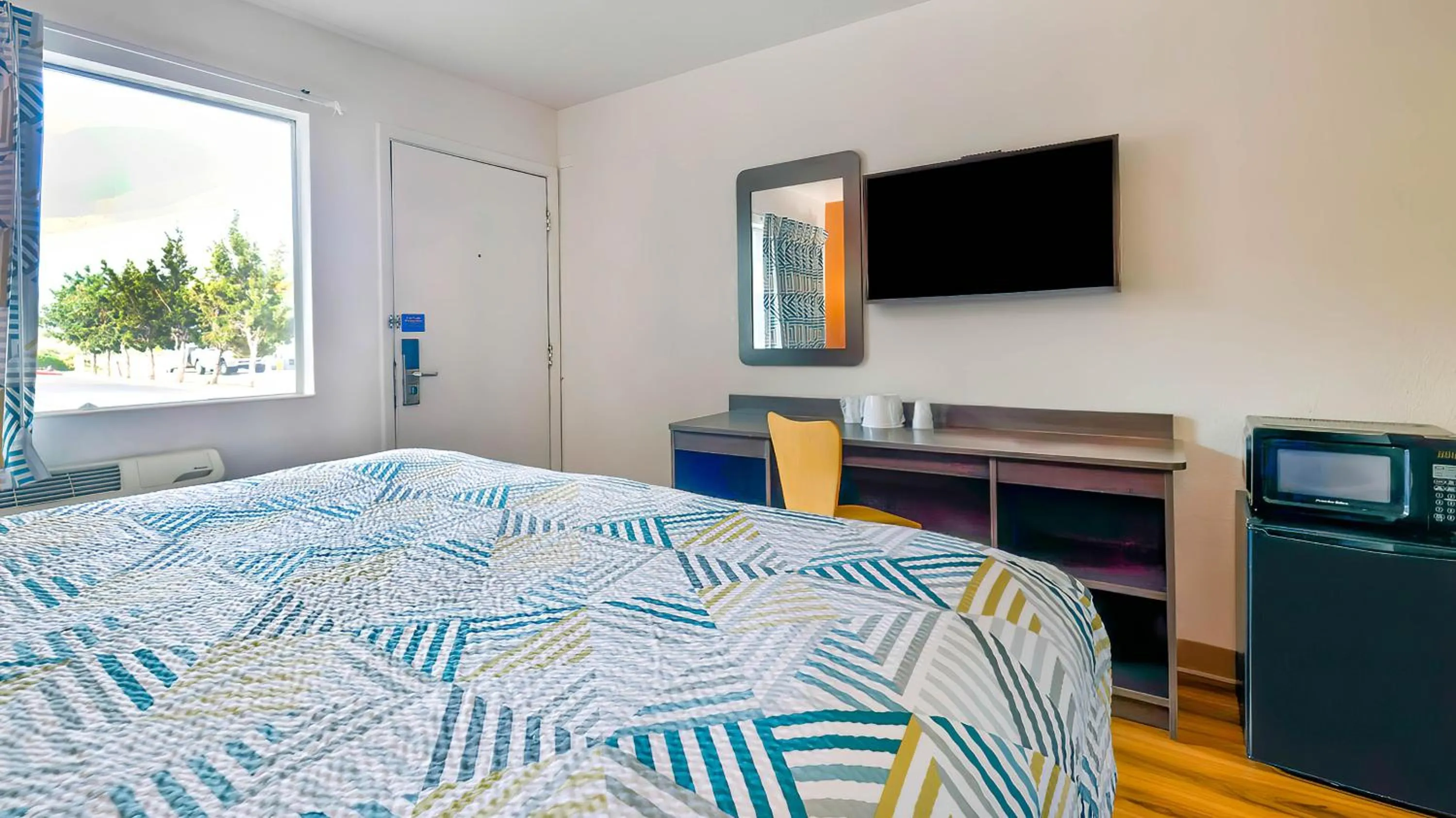 Photo of the whole room, Bed in Motel 6-Gallup, NM