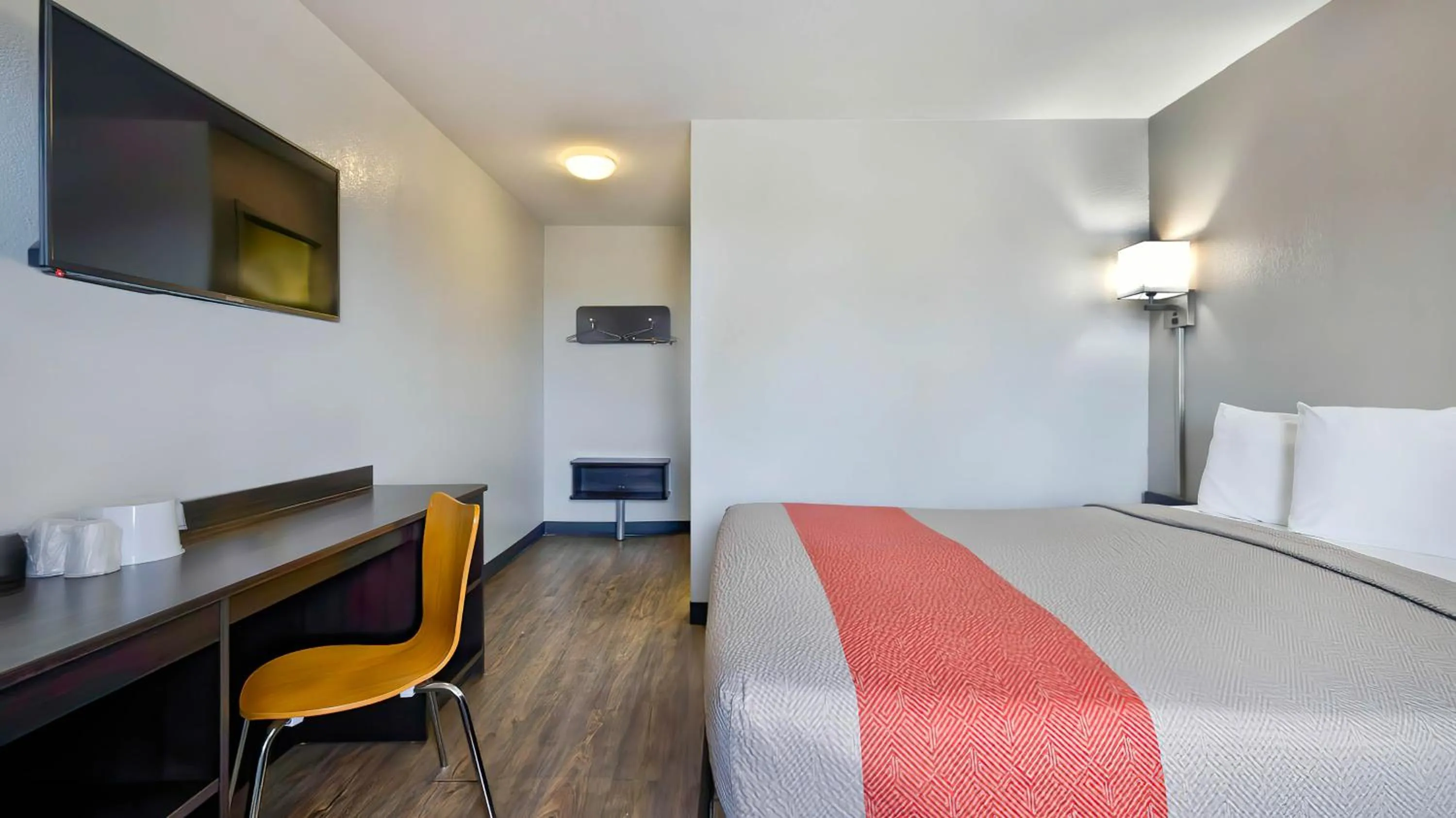 Photo of the whole room, Bed in Motel 6-Gallup, NM