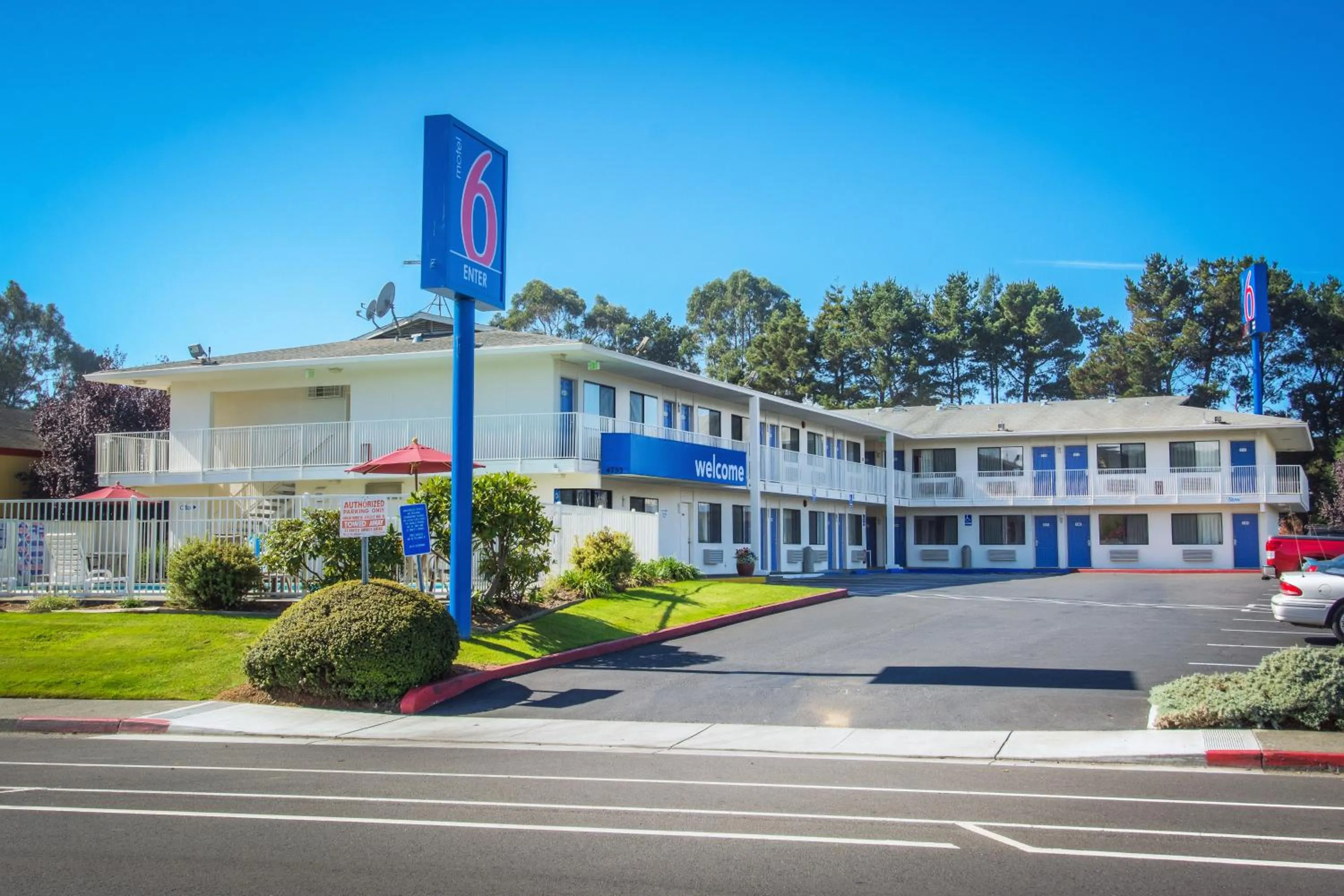 Facade/entrance in Motel 6-Arcata, CA Cal Poly Humboldt