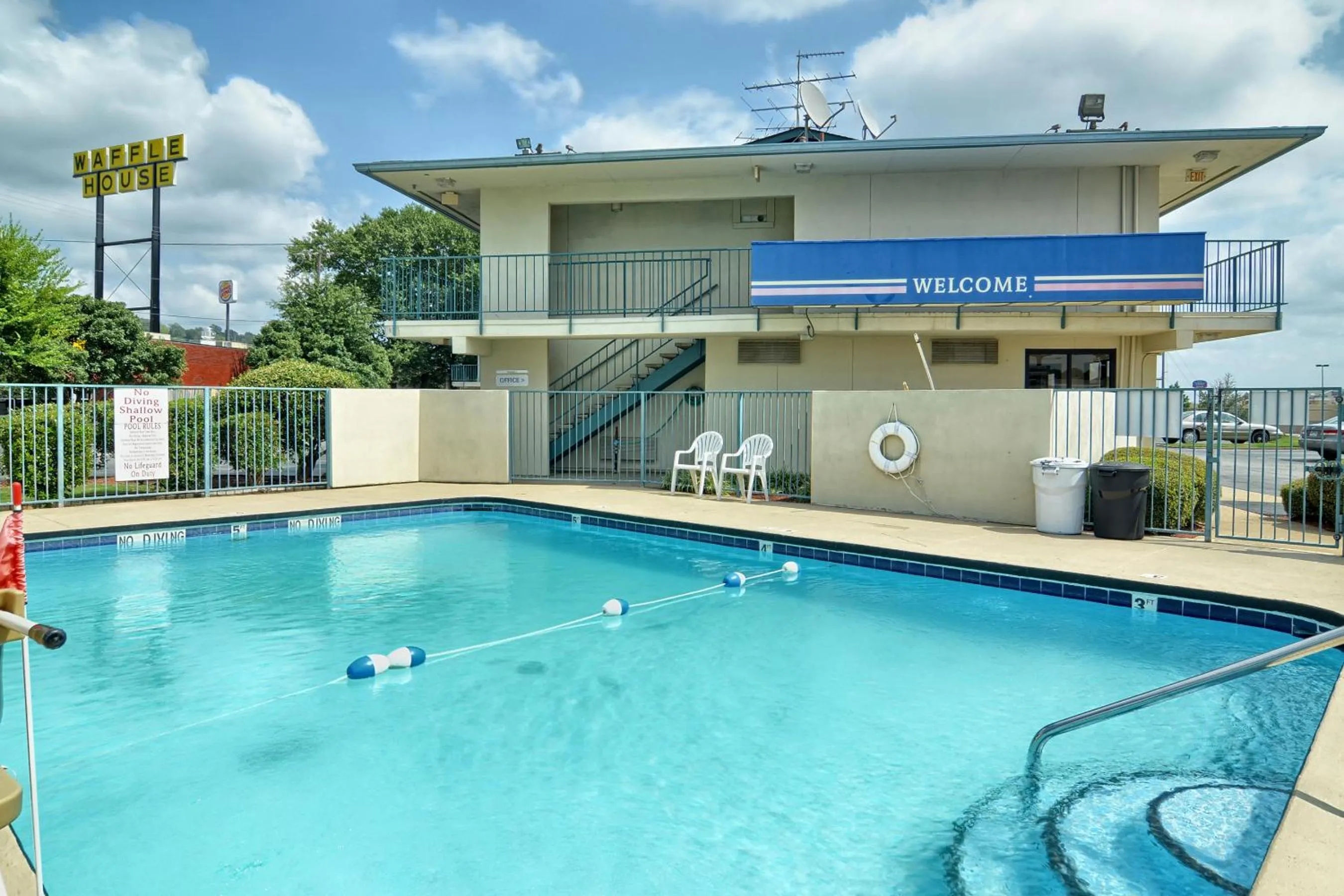 Swimming pool in Skyline Inn