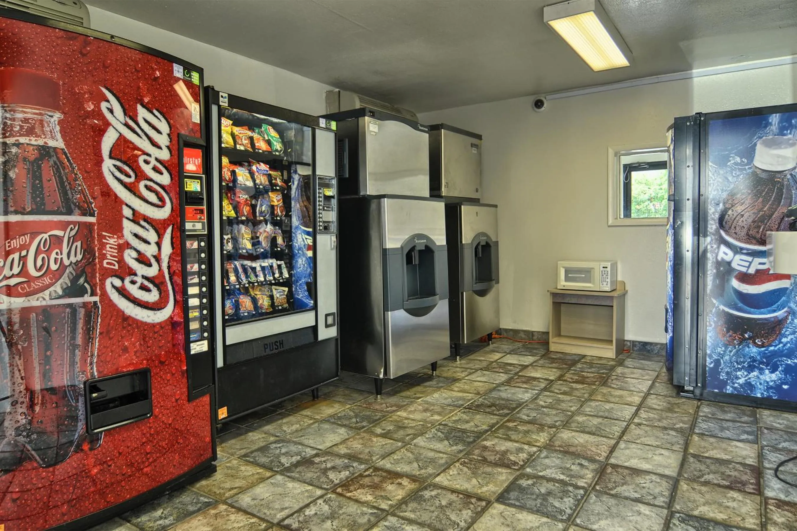 Food and drinks in Skyline Inn