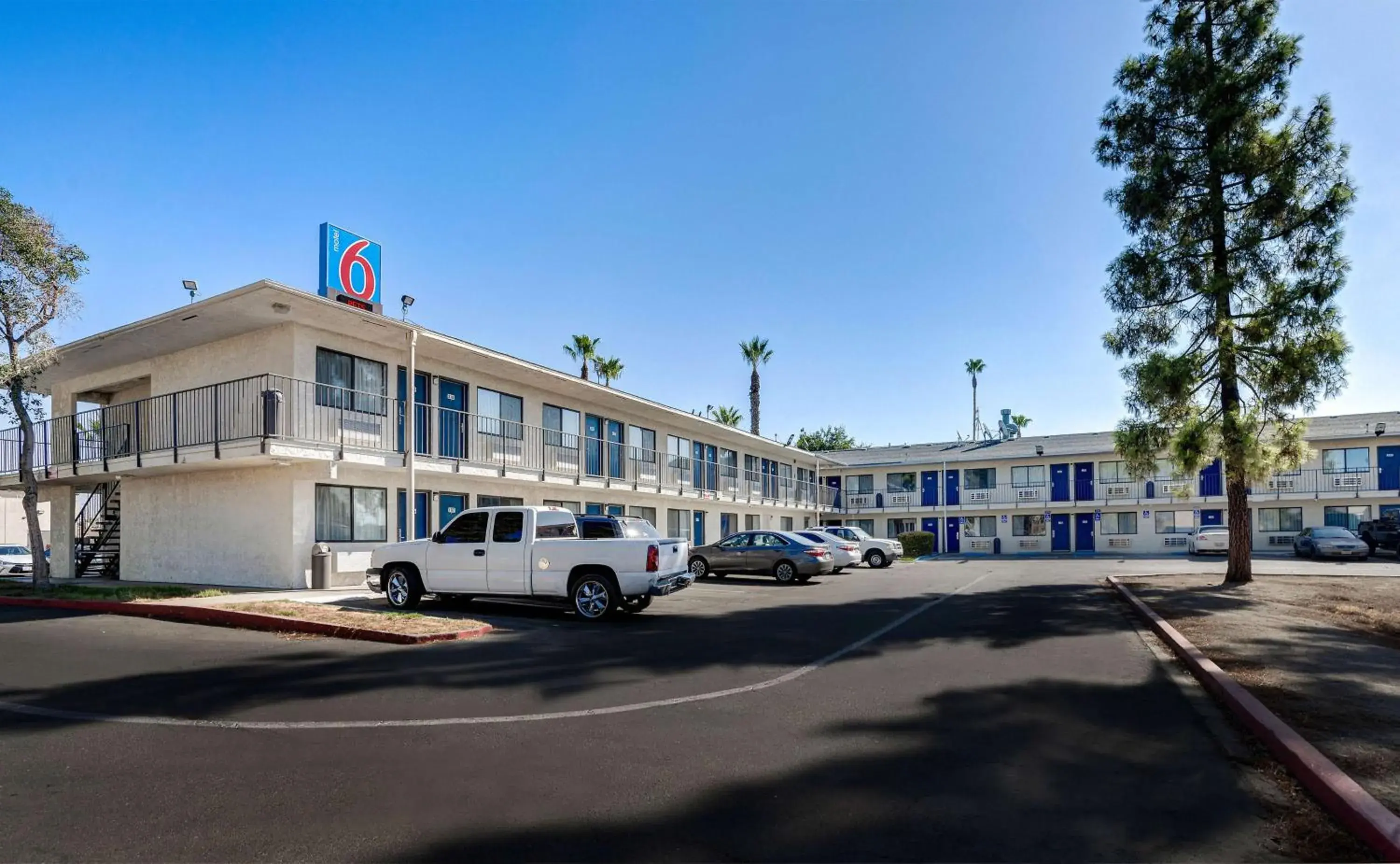 Property building in Motel 6-Bakersfield, CA - South Property building in Motel 6-Bakersfield, CA - South