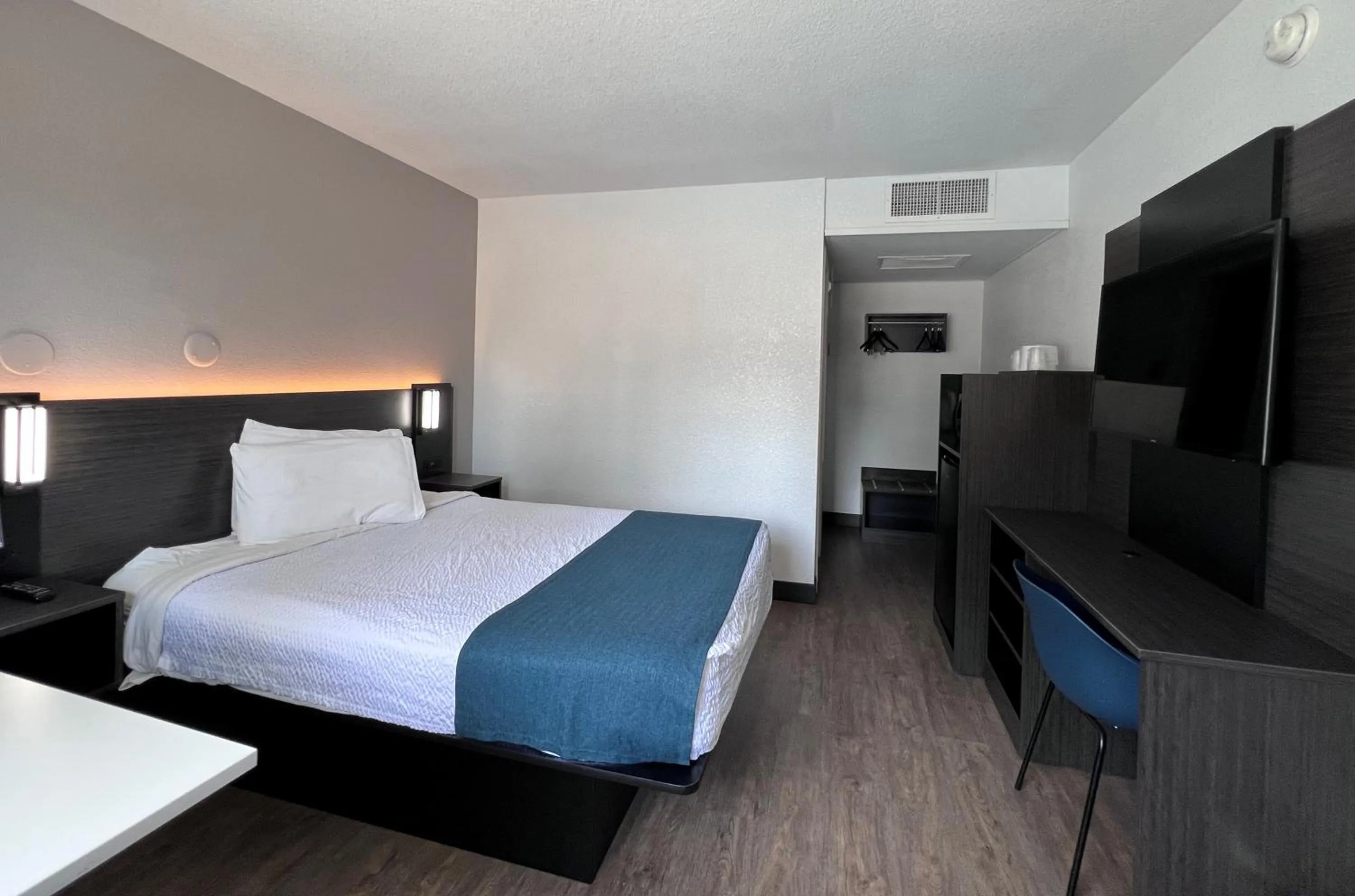 Photo of the whole room, Bed in Motel 6-Bakersfield, CA - South