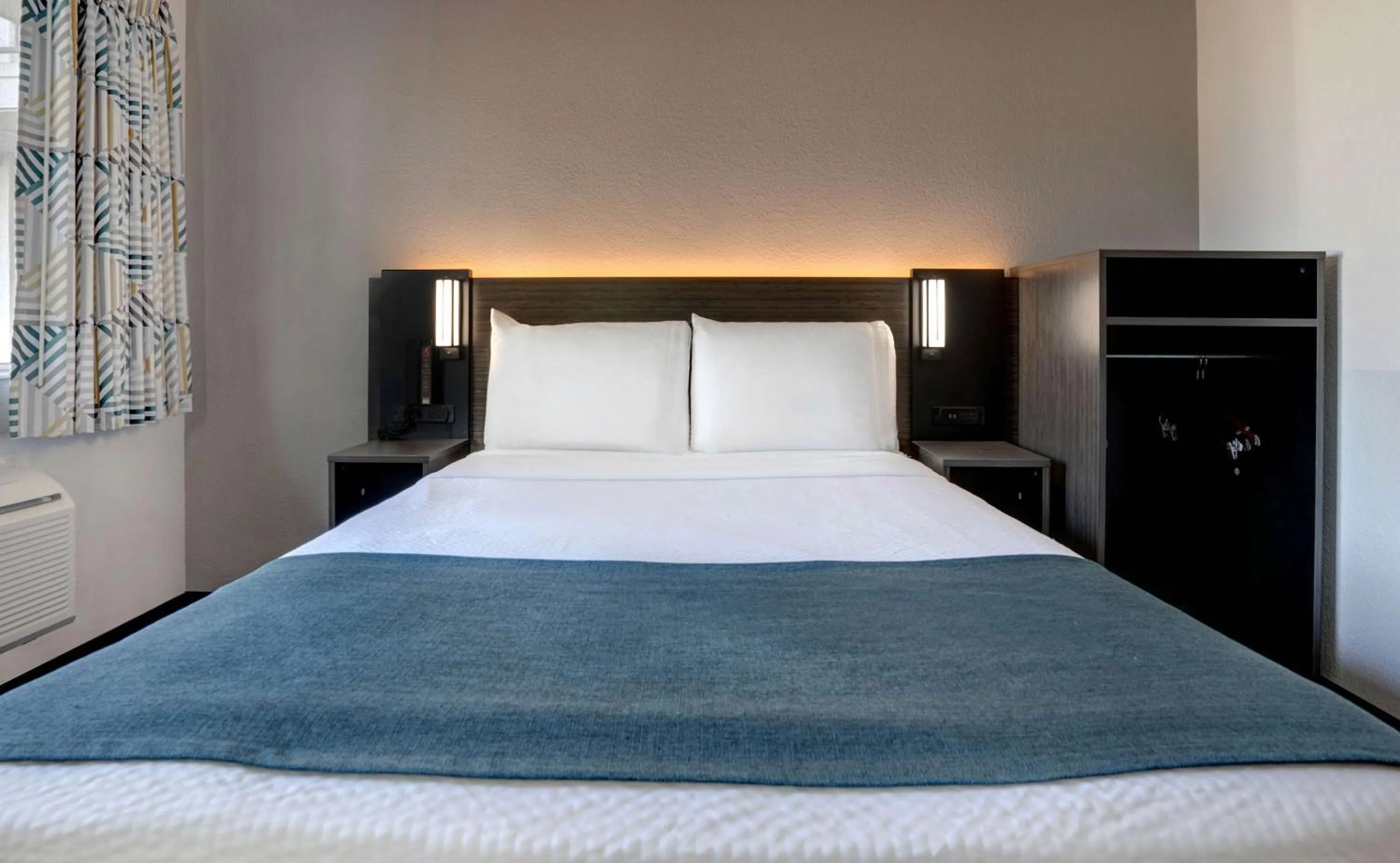 Bedroom, Bed in Motel 6-Bakersfield, CA - South