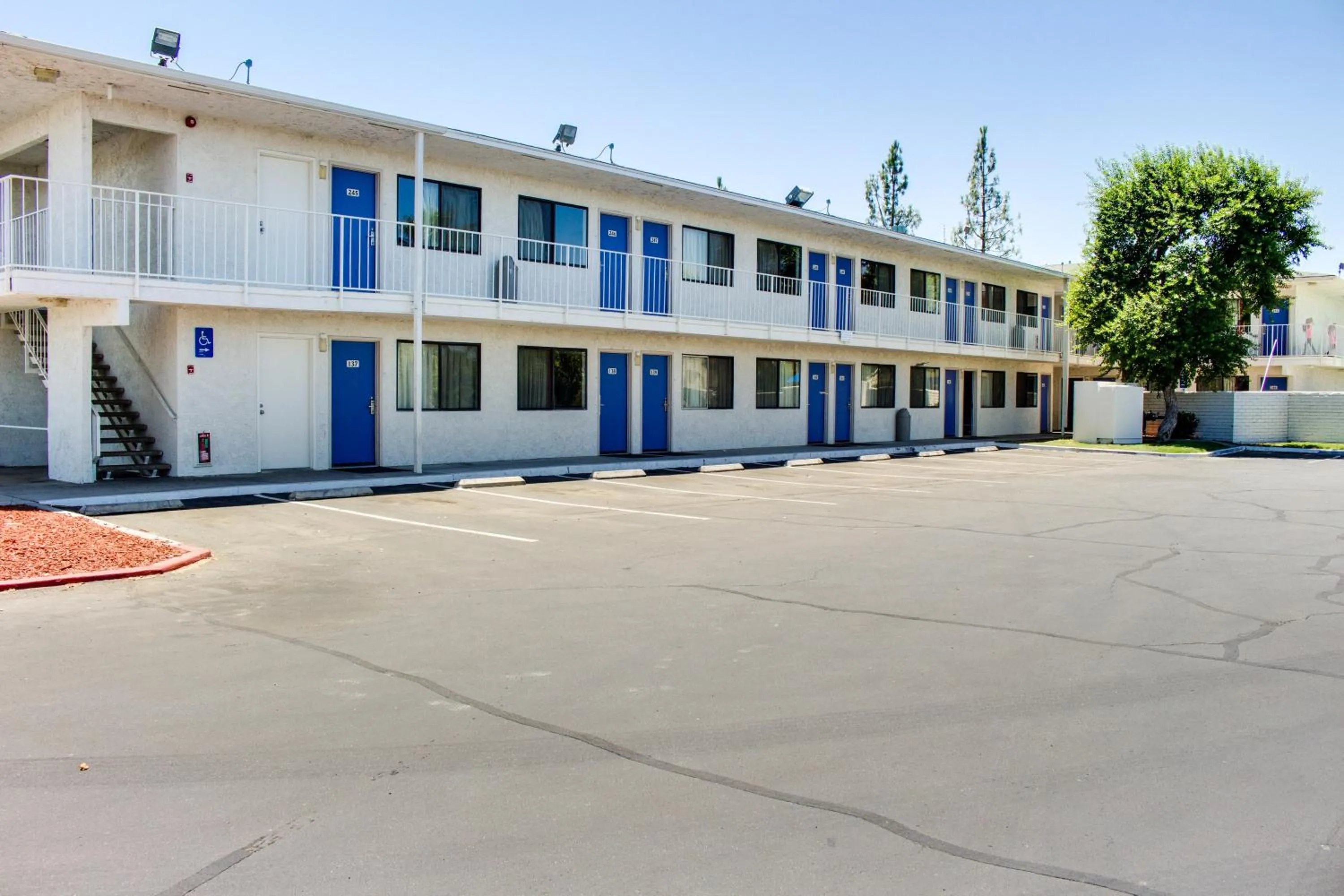 Facade/entrance in Motel 6-Bakersfield, CA - South