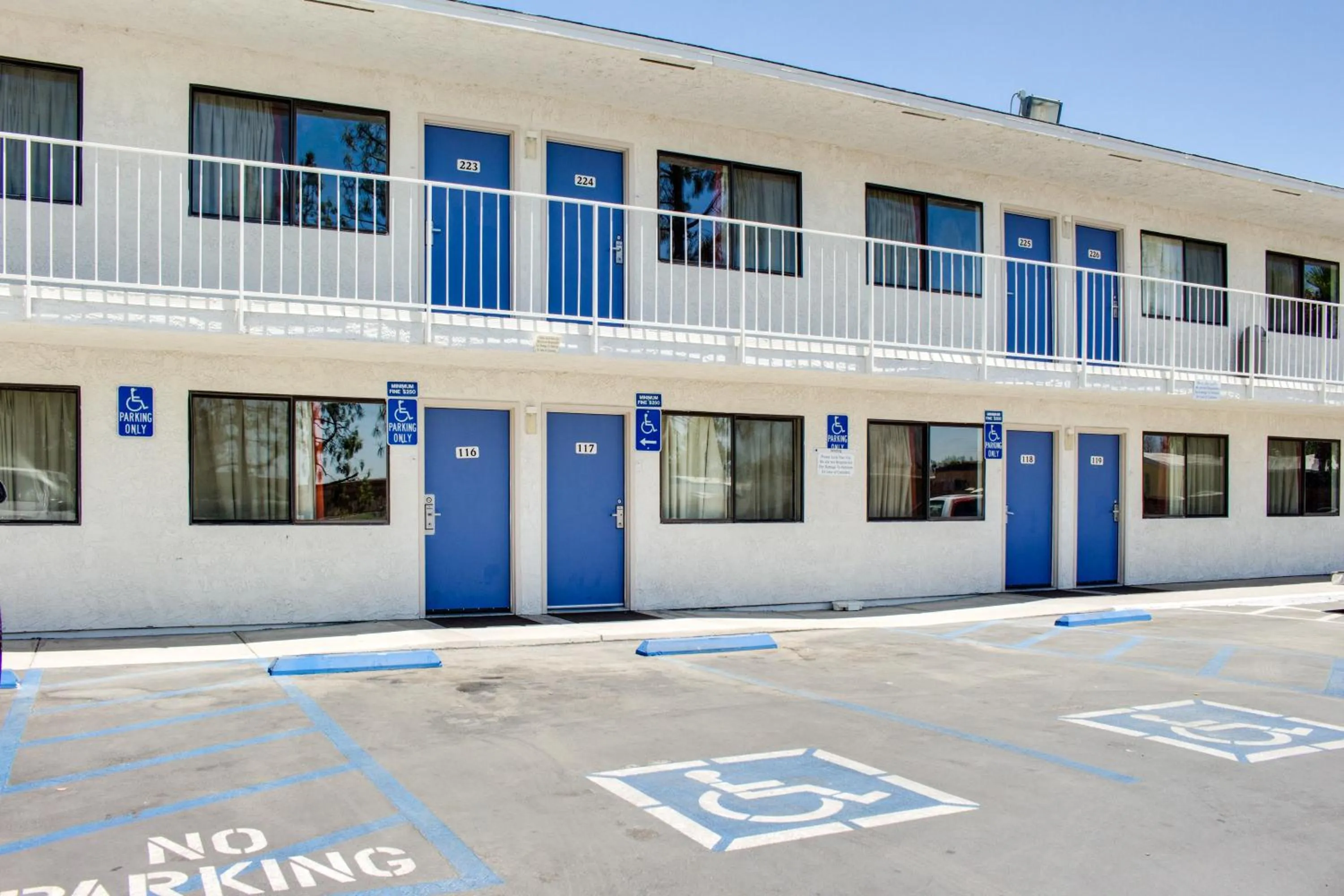 Facade/entrance in Motel 6-Bakersfield, CA - South