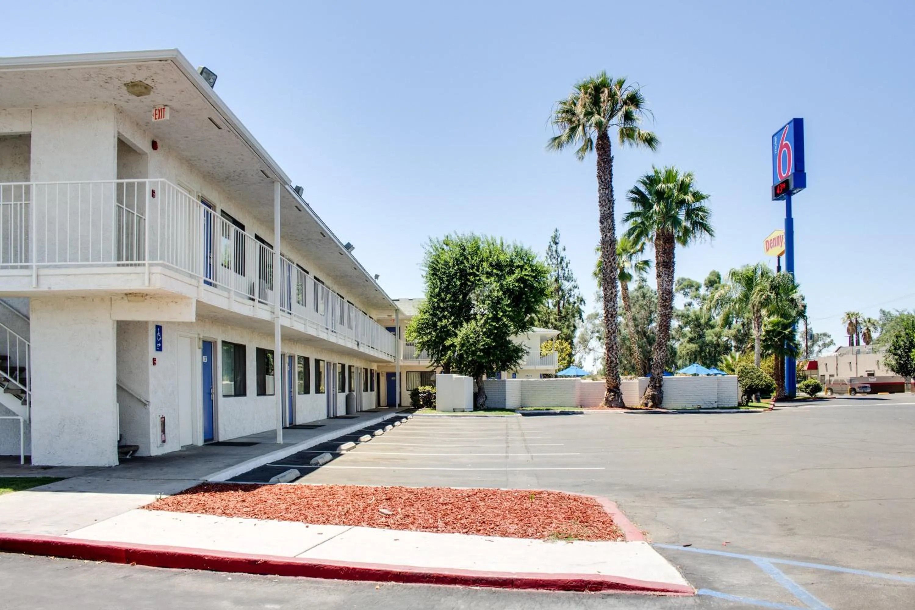 Facade/entrance in Motel 6-Bakersfield, CA - South