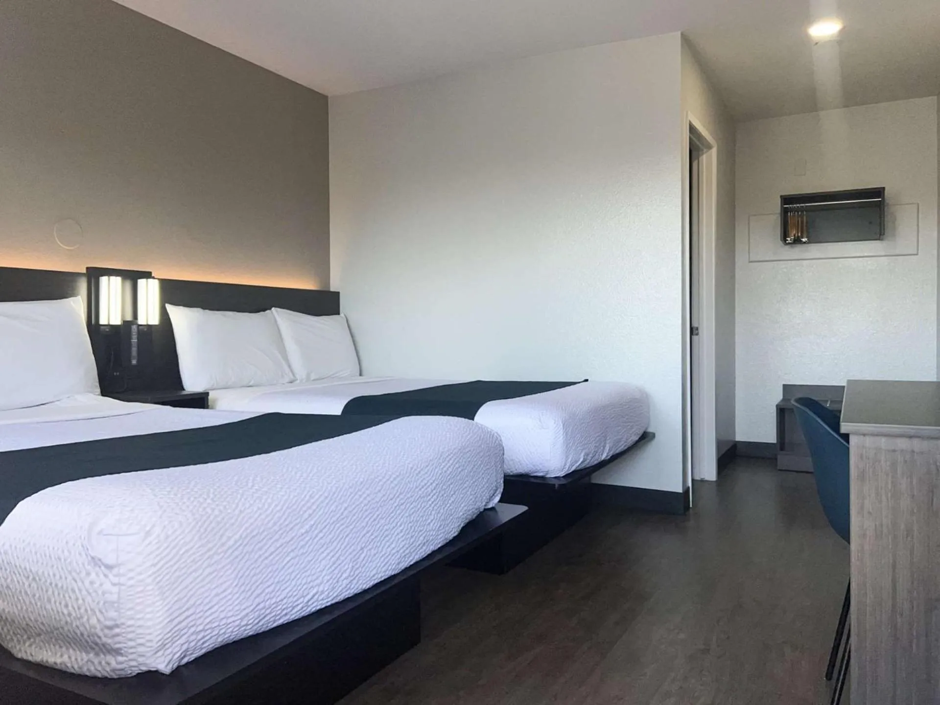 Bedroom, Bed in Motel 6-Tulare, CA