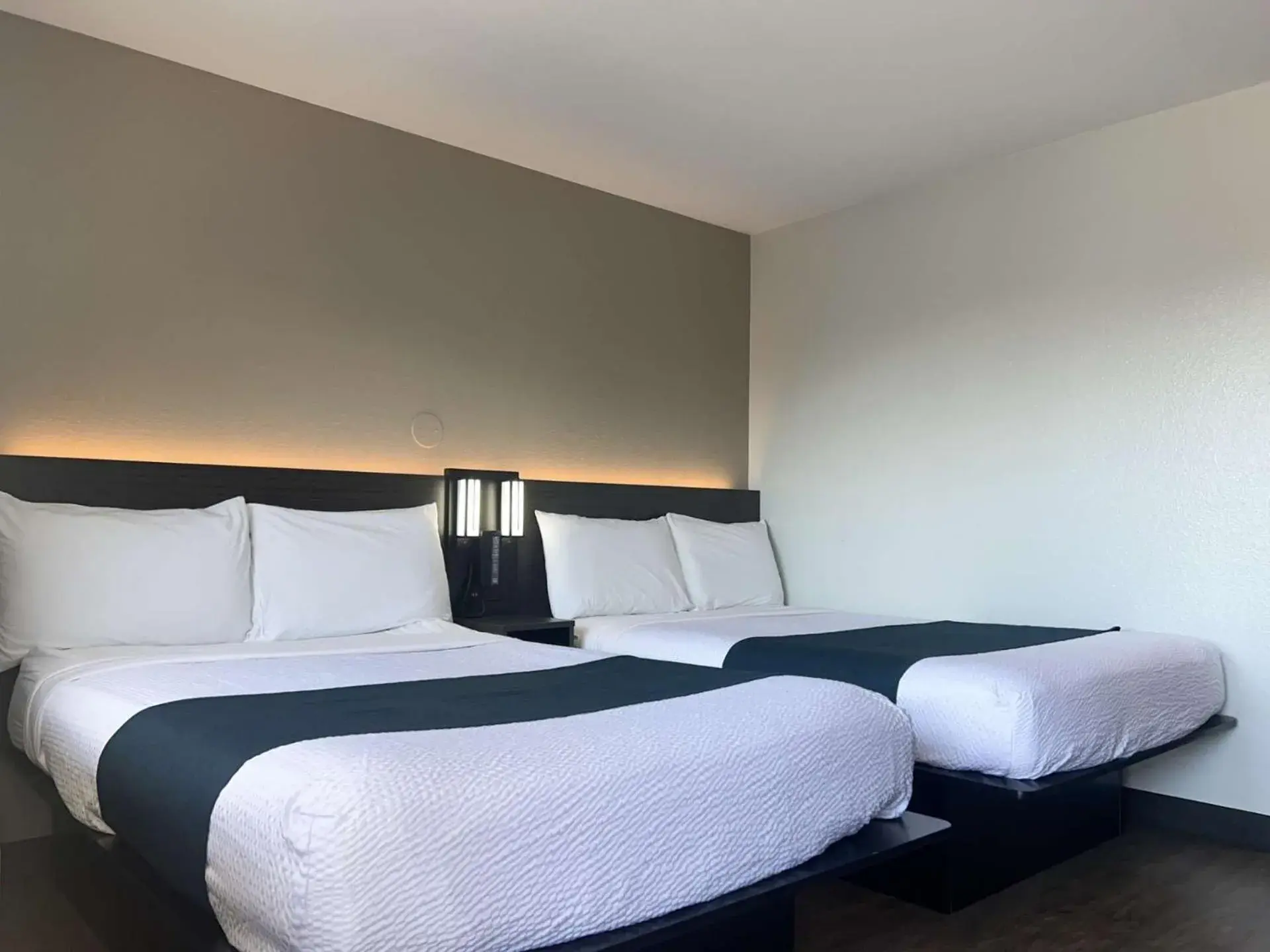 Deluxe Quadruple Room - Non-Smoking in Motel 6-Tulare, CA Deluxe Quadruple Room - Non-Smoking in Motel 6-Tulare, CA