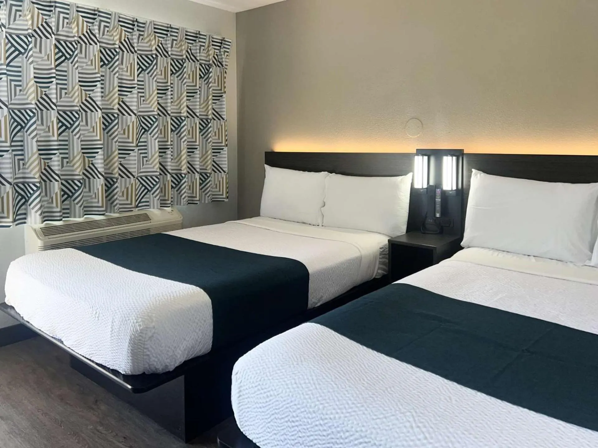 Bedroom, Bed in Motel 6-Tulare, CA