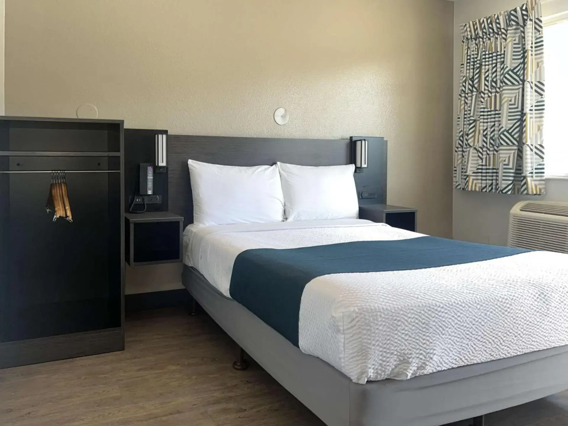 Standard Queen Room in Motel 6-Tulare, CA Standard Queen Room in Motel 6-Tulare, CA