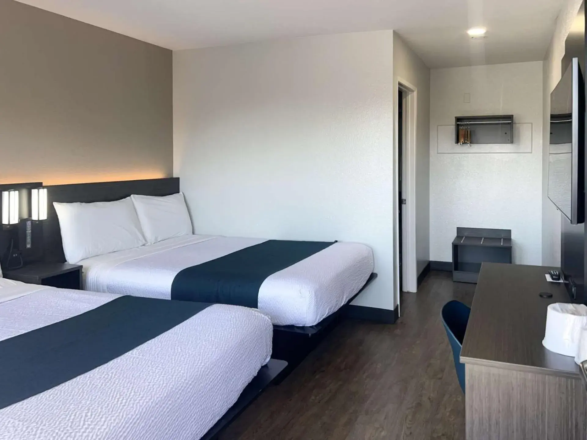 Quadruple Room in Motel 6-Tulare, CA Quadruple Room in Motel 6-Tulare, CA