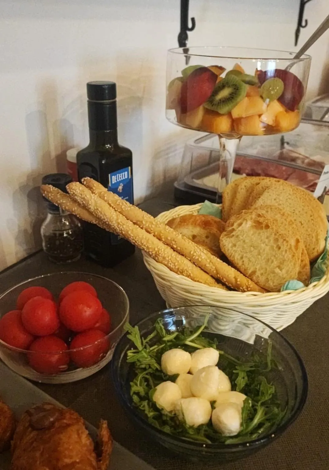 Breakfast in Al Faro Bianco B&B e Residence con parcheggio