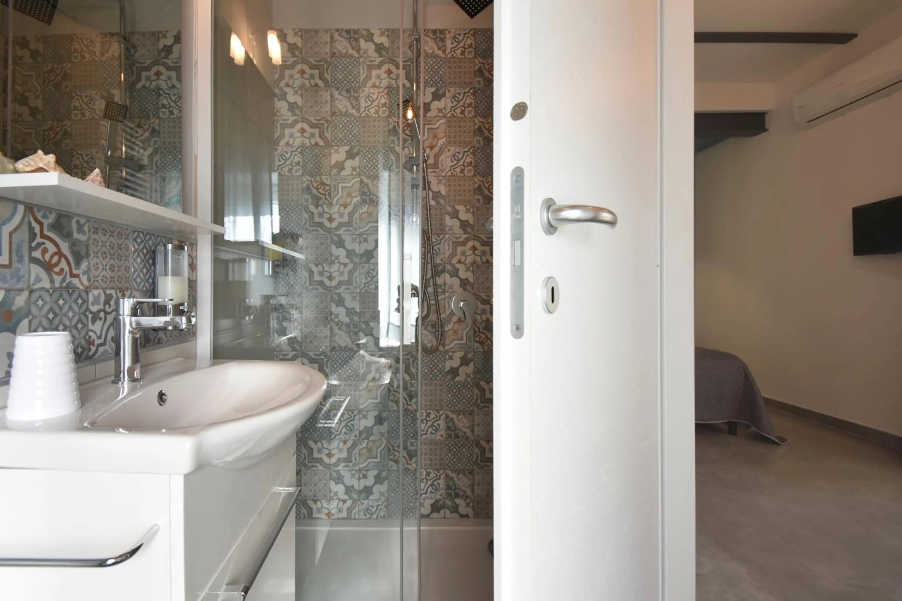 Shower in Al Faro Bianco B&B e Residence con parcheggio