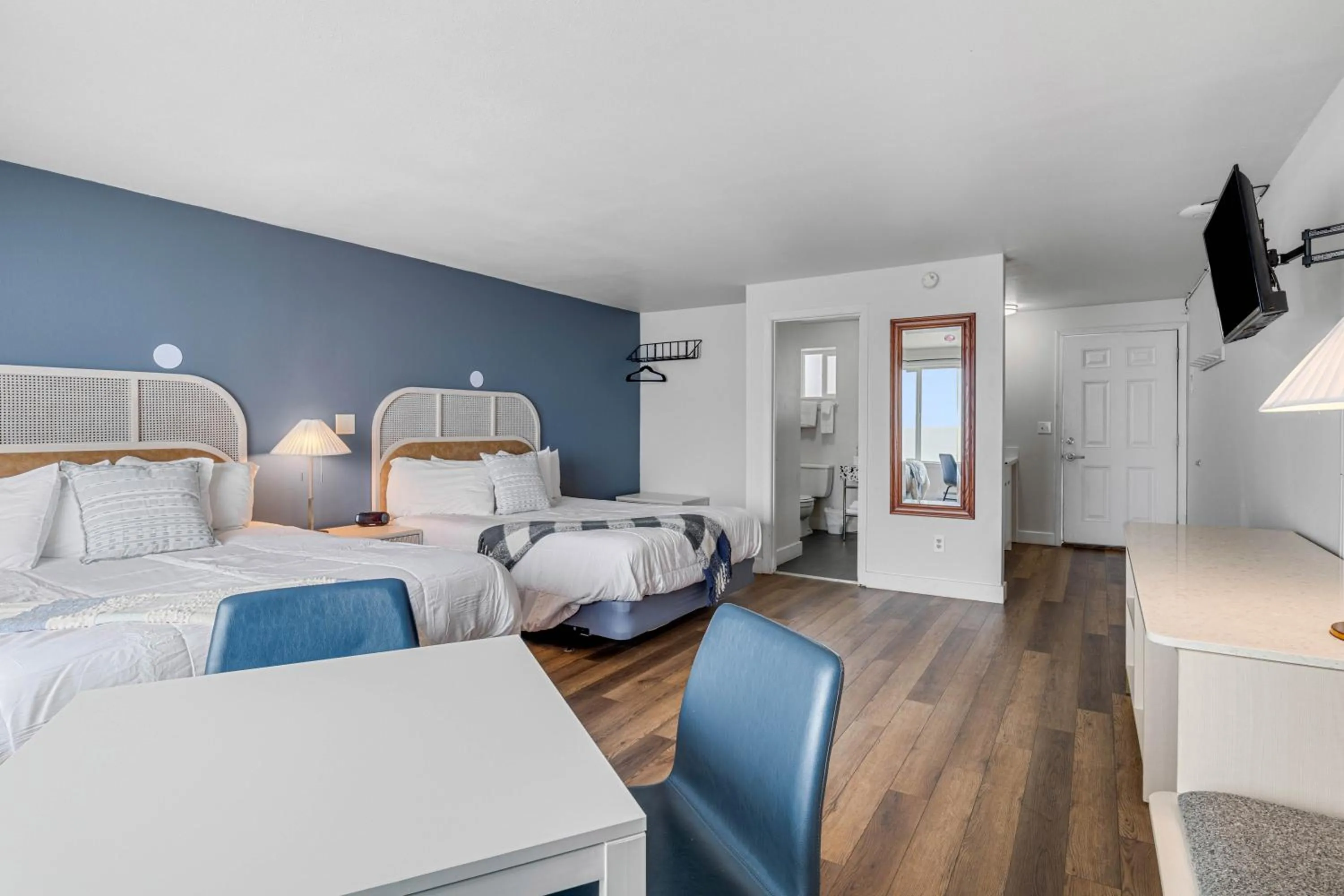 Photo of the whole room, Bed in Seagull Beachfront Inn