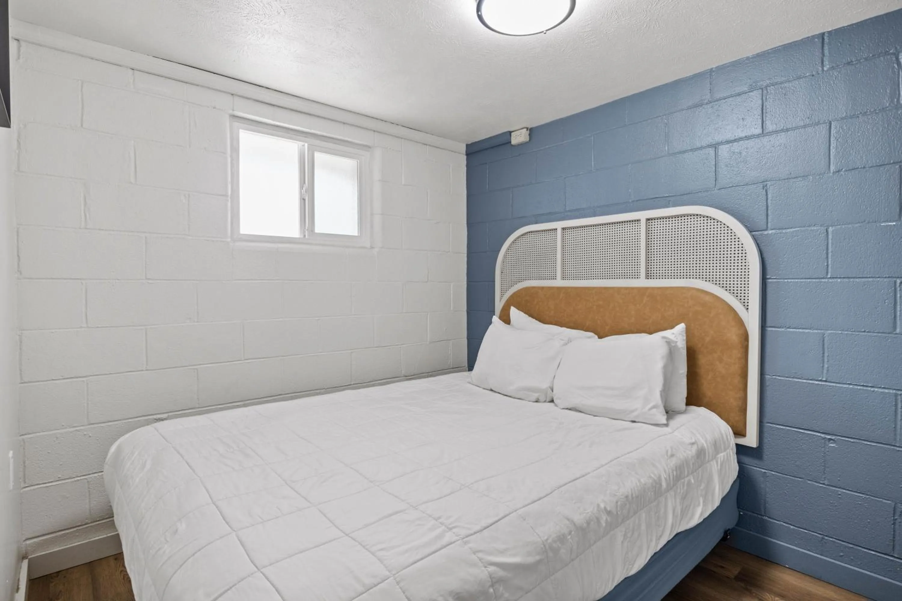 Bed in Seagull Beachfront Inn