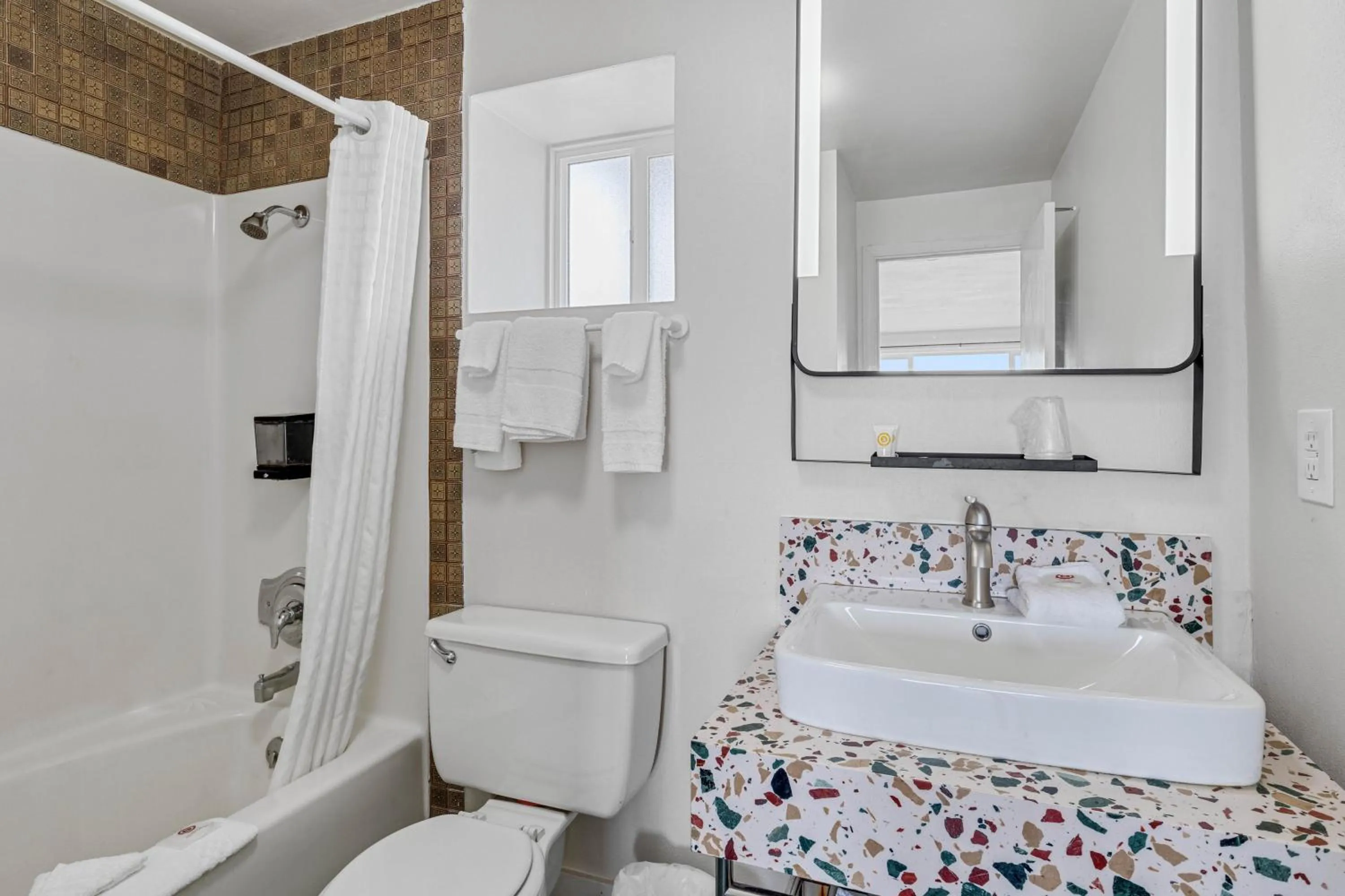 Bathroom, Bed in Seagull Beachfront Inn