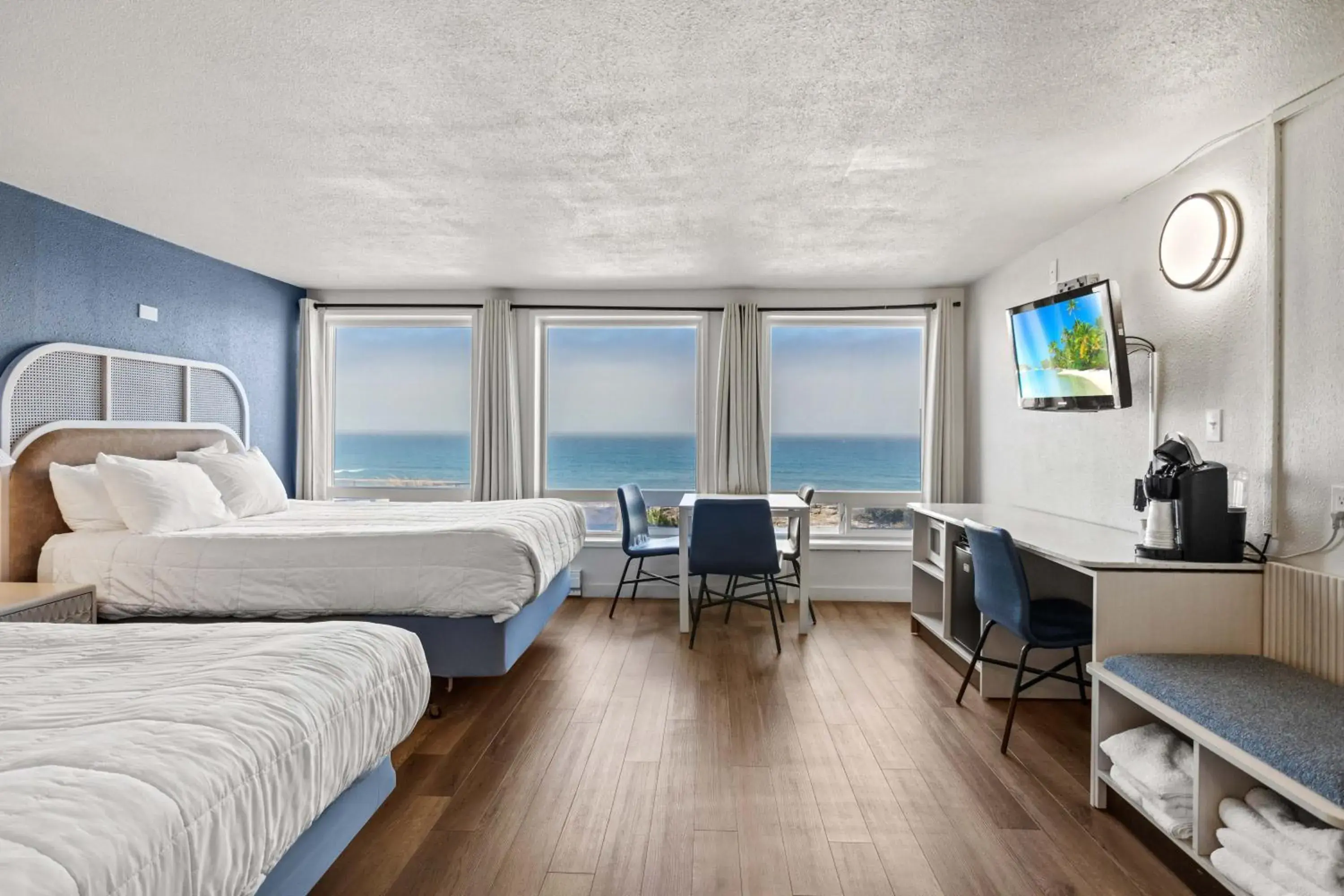 Bed in Seagull Beachfront Inn Bed in Seagull Beachfront Inn