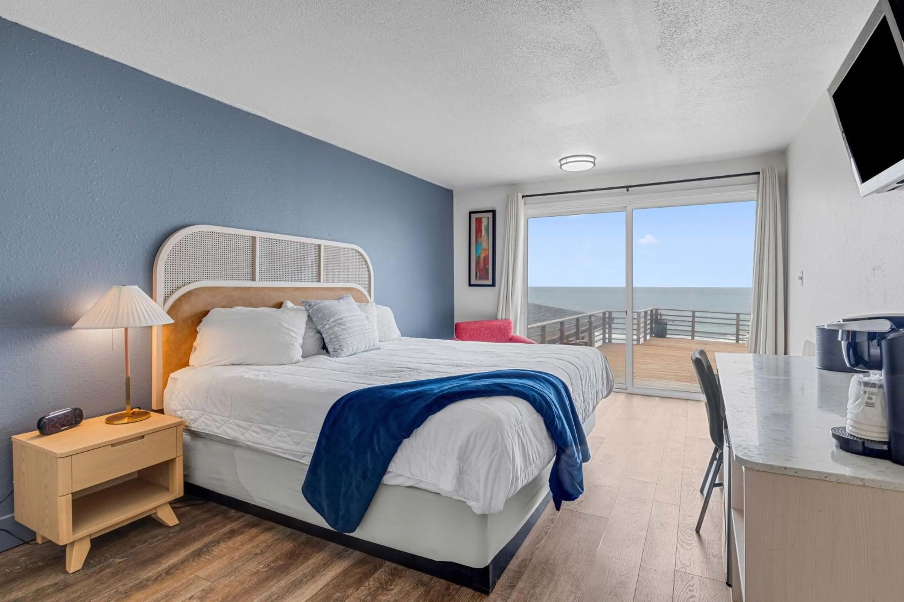 Bedroom, Bed in Seagull Beachfront Inn