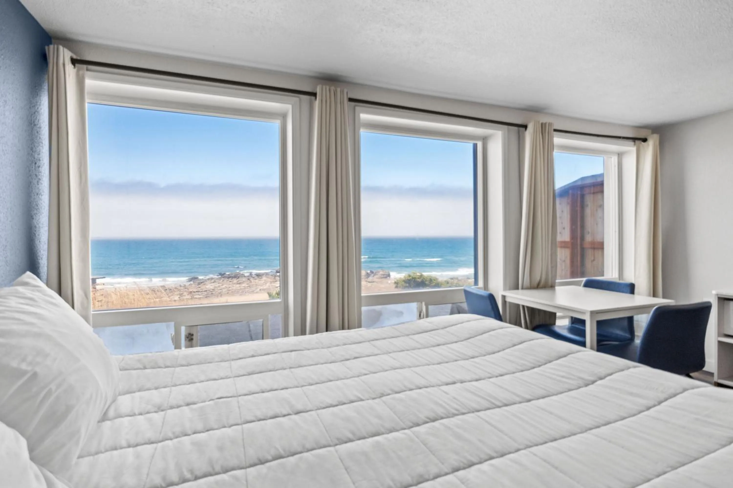 Bed in Seagull Beachfront Inn