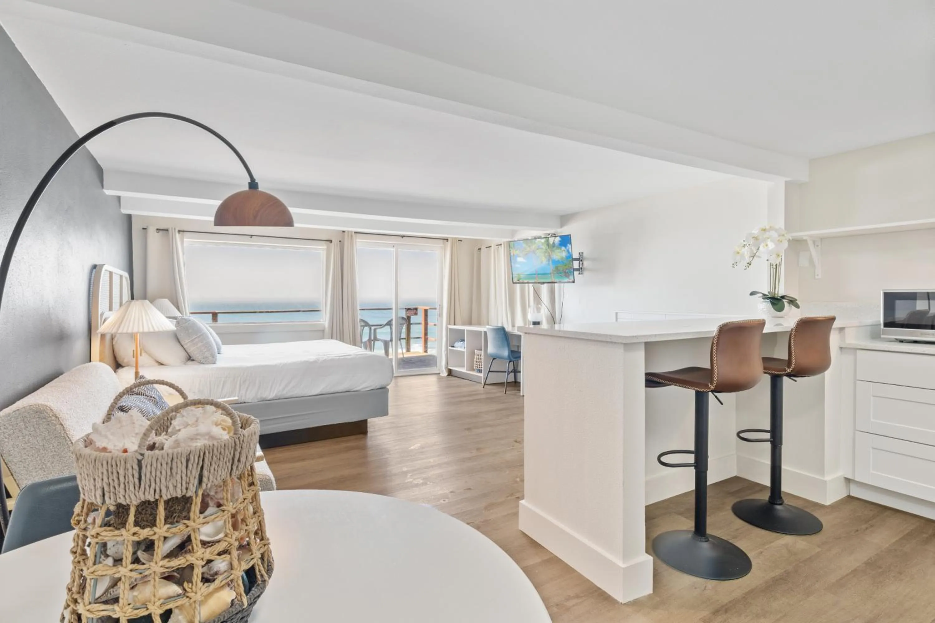 Photo of the whole room, Bed in Seagull Beachfront Inn