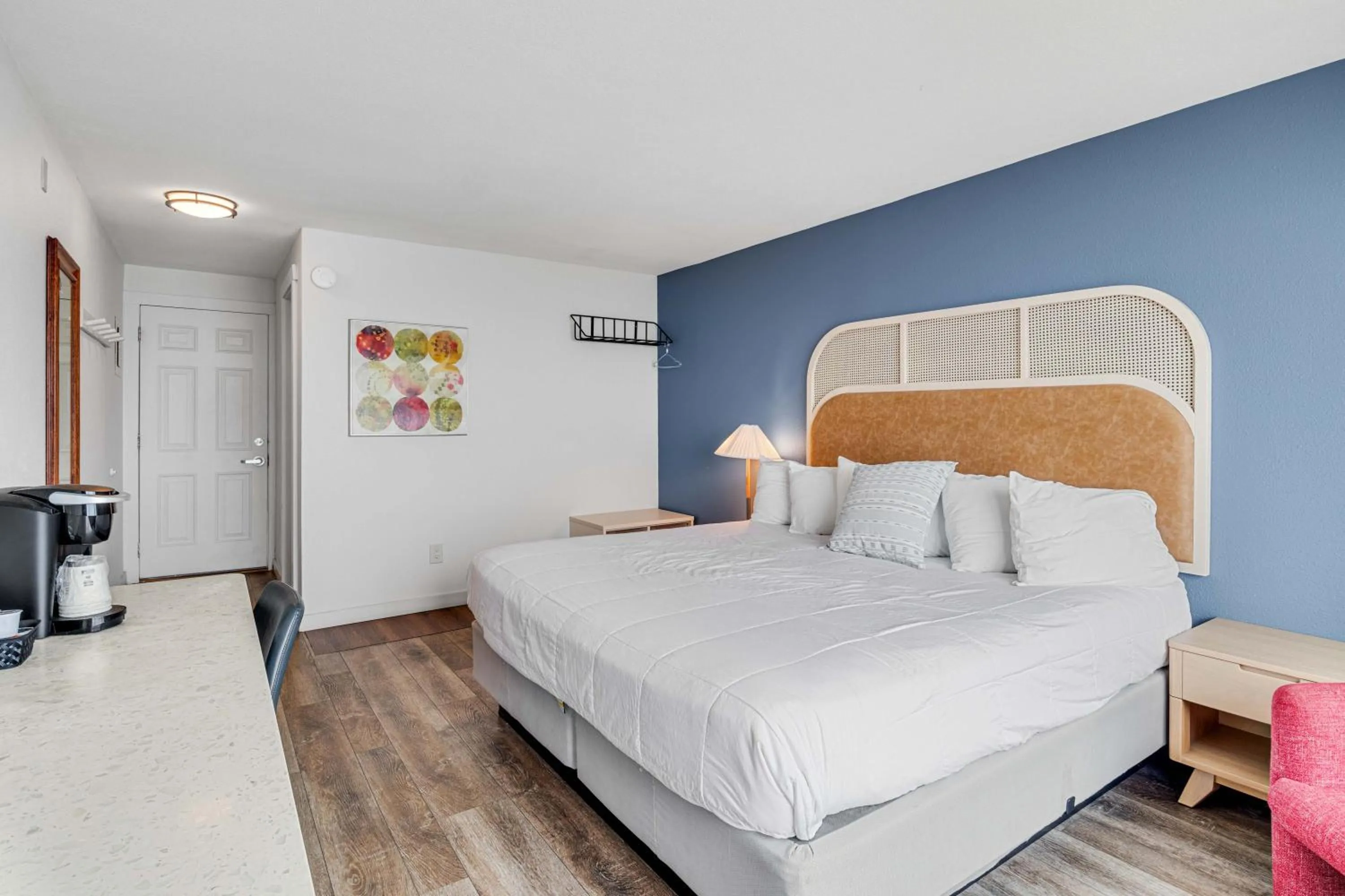 Bed in Seagull Beachfront Inn