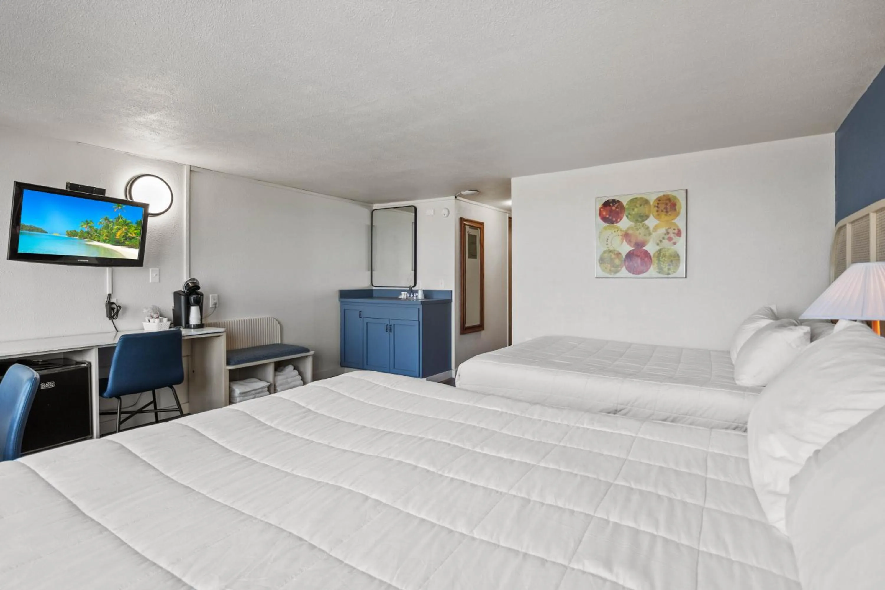 Bed in Seagull Beachfront Inn