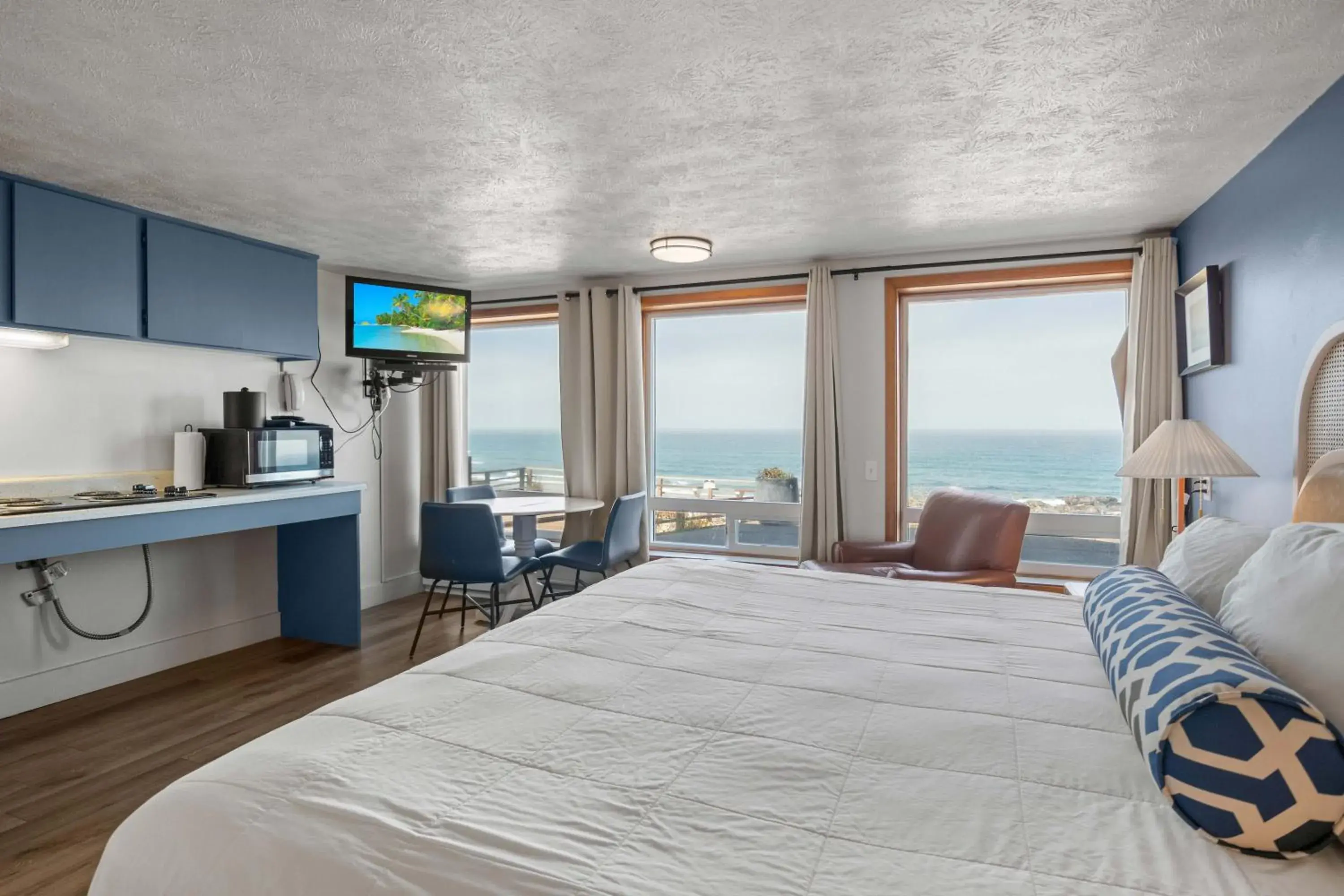 Bed in Seagull Beachfront Inn Bed in Seagull Beachfront Inn